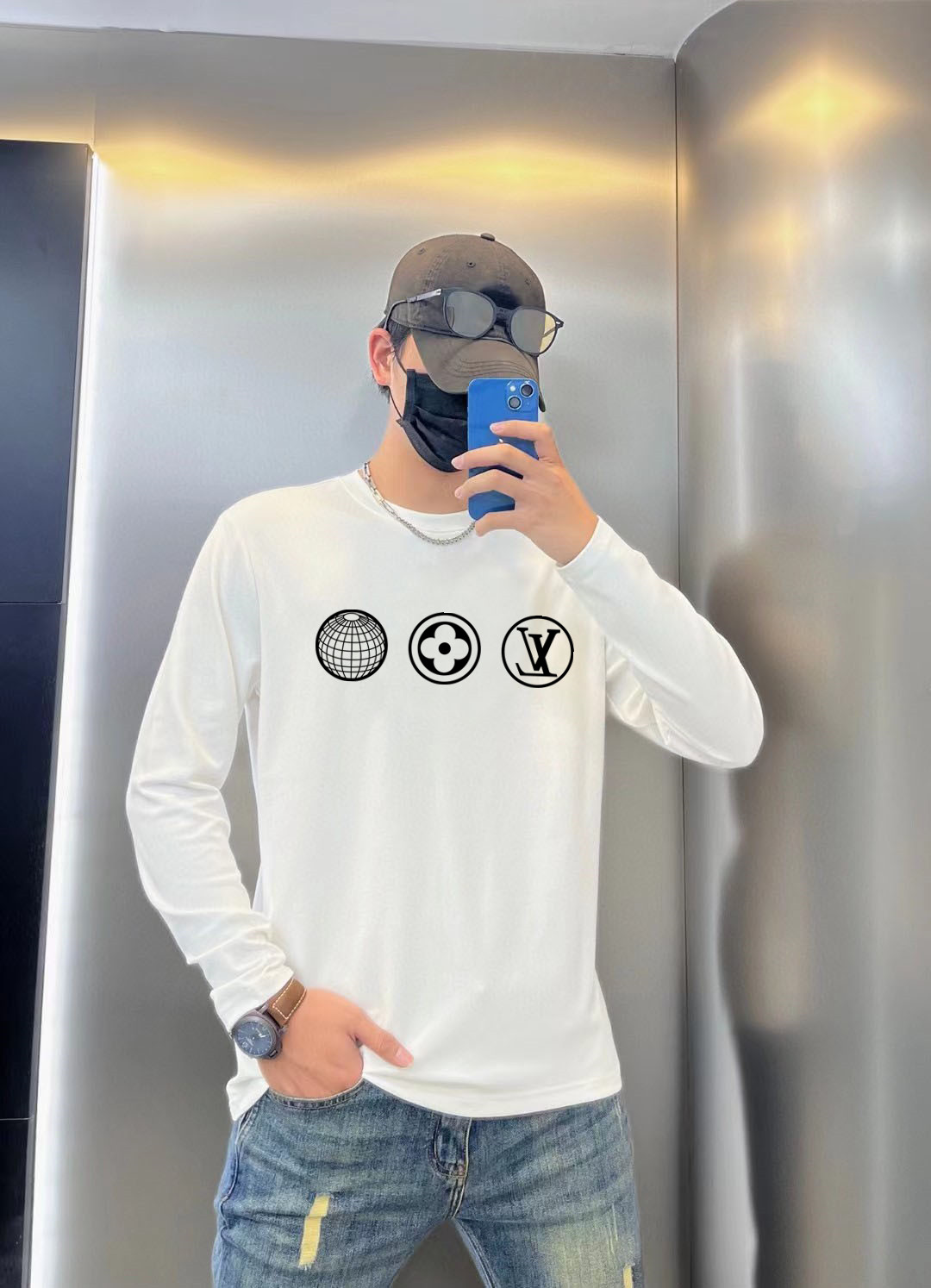 NO:521772,Louis Vuitton 2025 Early Autumn Counter New Top-Level Original Single Fashion 250G Casual Baser Long Sleeve T-shirt. Size S MLXL XXL Bust 50.55355.558 60.5 Length 69 71 73 7577 Shoulder width 4850.5 53 55.5 58 Sleeve length 58 59 60 6061 Size Due to manual measurement, there is a deviation of about 1-3CM. 25ss Early Autumn Fashion Internet celebrity trendy people customize, selected long velvet cotton fabrics, exquisite original logo creation, excellent comfort and breathability, whether it is single or inner wear, it is very handsome, which conforms to the practical dressing habits of men, pursues luxury, noble and elegant style, and creates extraordinary men's taste.,,louis  vuitton,tees,t-shirt,alexander wang19860909路易威登 2025早秋专柜新款顶级原单时尚250克休闲打底衫长袖T恤. 码数S MLXL XXL 胸围50.55355.558 60.5 衣长 69 71 73 7577 肩宽 4850.5 53 55.5 58 袖长 58 59 60 6061 尺寸由于手工测量,存在1-3CM左右的偏差 25ss早秋时尚网红潮人定制,精选长绒棉面料,精致原版logo打造,舒适性与透气性兼优,无论是单穿或是内搭都是帅气十足,吻合了男性实用穿衣习惯,追求奢华高贵优雅风范,打造不凡男士品味.,,louis vuitton,tees，t-shirt,alexander wang,Men's clothing