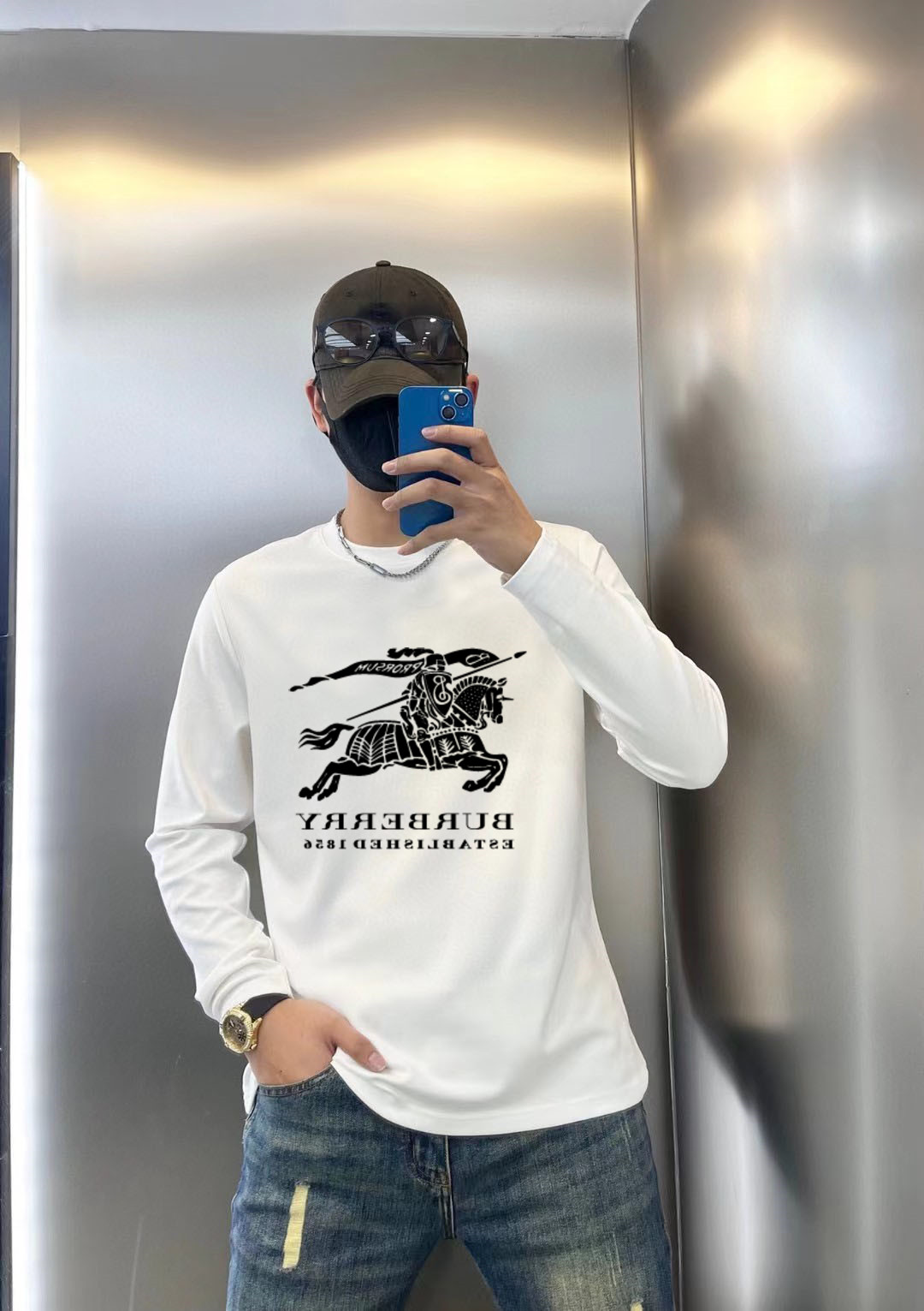 NO:521775,Burberry 2025 early autumn counter new top-level original single fashion 250g casual base shirt long-sleeved T-shirt. S MLXL XXL Bust 50.55355.558 60.5 Length 69 71 73 7577 Shoulder width 4850.5 53 55.5 58 Sleeve length 58 59 60 6061 Size due to manual measurement, there is a deviation of about 1-3CM  25ss early autumn fashion internet celebrity fashion customization, selected long velvet cotton fabric, exquisite original logo creation, excellent comfort and breathability, whether it is single or inner wear, it is very handsome, which conforms to the practical dressing habits of men, pursues luxury, noble and elegant style, and creates extraordinary men's taste.,,burberry,tees,t-shirt,alexander wang19860909巴宝莉 2025早秋专柜新款顶级原单时尚250克休闲打底衫长袖T恤. 码数S MLXL XXL 胸围50.55355.558 60.5 衣长 69 71 73 7577 肩宽 4850.5 53 55.5 58 袖长 58 59 60 6061 尺寸由于手工测量,存在1-3CM左右的偏差 25ss早秋时尚网红潮人定制,精选长绒棉面料,精致原版logo打造,舒适性与透气性兼优,无论是单穿或是内搭都是帅气十足,吻合了男性实用穿衣习惯,追求奢华高贵优雅风范,打造不凡男士品味.,,burberry,tees，t-shirt,alexander wang,Men's clothing