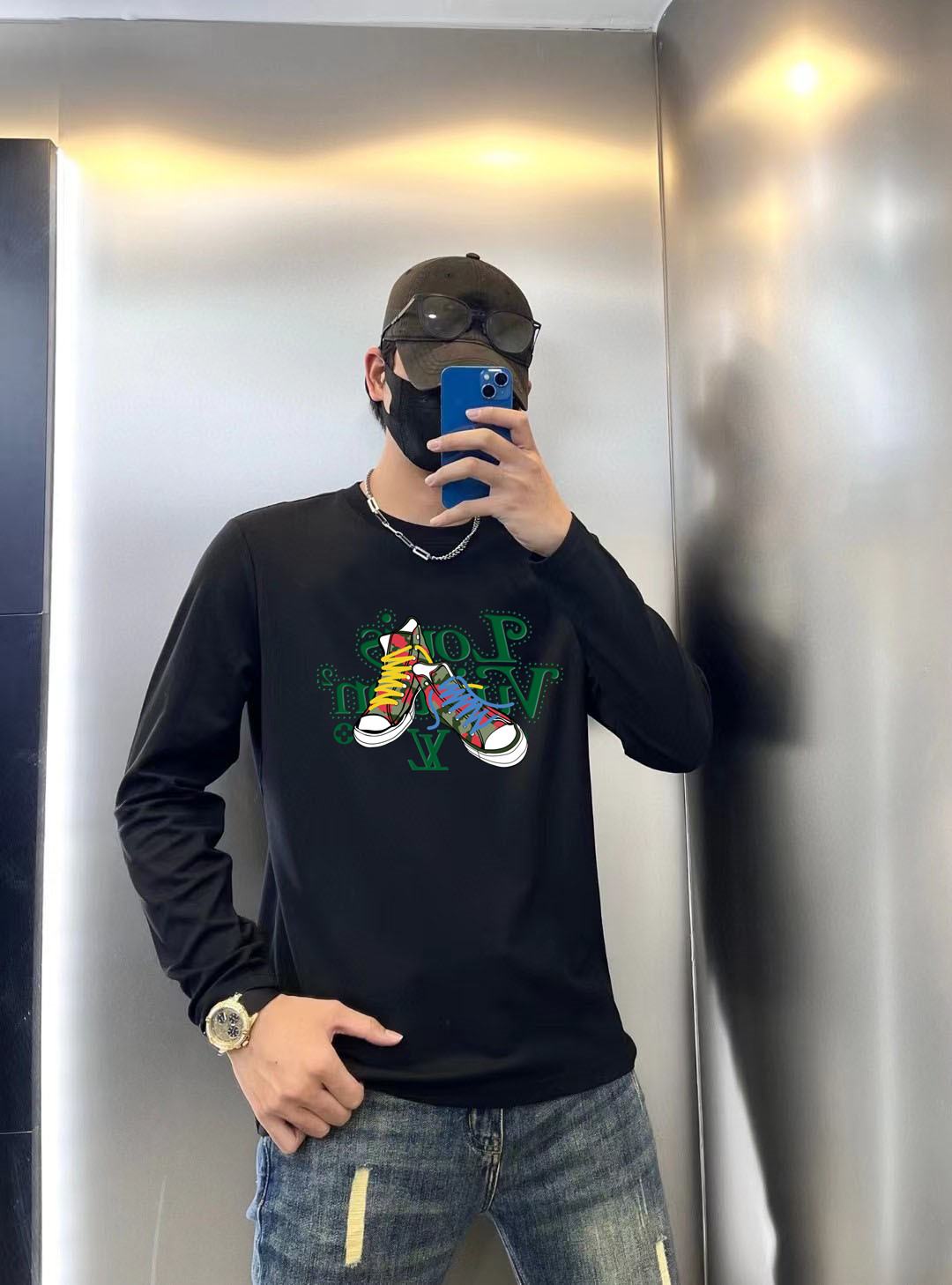 NO:521781,Louis Vuitton 2025 Early Autumn Counter New Top-Level Original Single Fashion 250G Casual Baser Long Sleeve T-shirt. Size S MLXL XXL Bust 50.55355.558 60.5 Length 69 71 73 7577 Shoulder width 4850.5 53 55.5 58 Sleeve length 58 59 60 6061 Size Due to manual measurement, there is a deviation of about 1-3CM. 25ss Early Autumn Fashion Internet celebrity trendy people customize, selected long velvet cotton fabrics, exquisite original logo creation, excellent comfort and breathability, whether it is single or inner wear, it is very handsome, which conforms to the practical dressing habits of men, pursues luxury, noble and elegant style, and creates extraordinary men's taste.,,louis  vuitton,tees,t-shirt,alexander wang19860909路易威登 2025早秋专柜新款顶级原单时尚250克休闲打底衫长袖T恤. 码数S MLXL XXL 胸围50.55355.558 60.5 衣长 69 71 73 7577 肩宽 4850.5 53 55.5 58 袖长 58 59 60 6061 尺寸由于手工测量,存在1-3CM左右的偏差 25ss早秋时尚网红潮人定制,精选长绒棉面料,精致原版logo打造,舒适性与透气性兼优,无论是单穿或是内搭都是帅气十足,吻合了男性实用穿衣习惯,追求奢华高贵优雅风范,打造不凡男士品味.,,louis vuitton,tees，t-shirt,alexander wang,Men's clothing