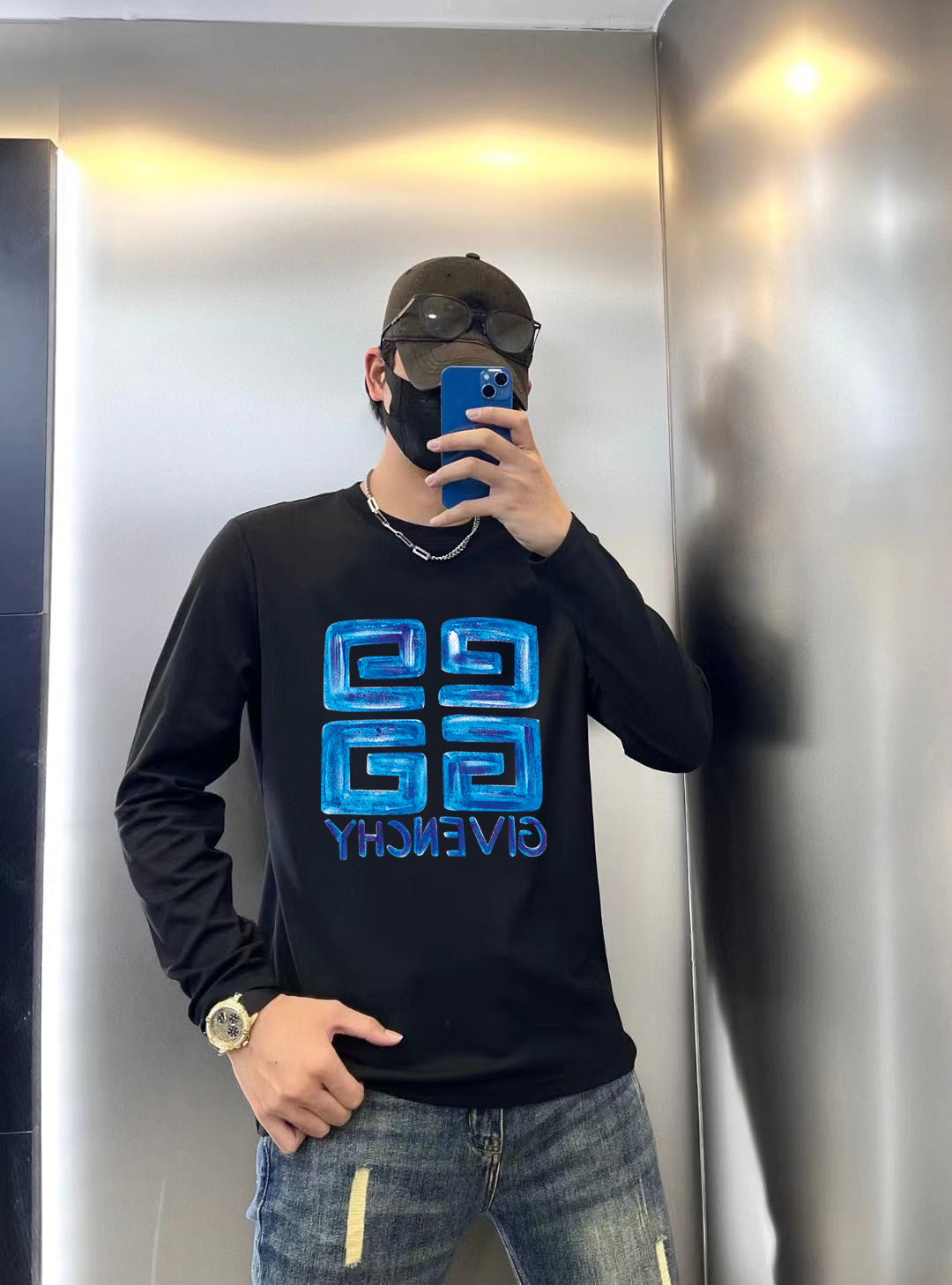 NO:521790,Givenchy 2025 early autumn counter new top-level original single fashion 250g casual base shirt long-sleeved T-shirt. Size S MLXL XXL Bust 50.55355.558 60.5 Length 69 71 73 7577 Shoulder width 4850.5 53 55.5 58 Sleeve length 58 59 60 6061 Size due to manual measurement, there is a deviation of about 1-3CM  25ss early autumn fashion internet celebrity trendy customization, selected long velvet cotton fabric, exquisite original logo creation, excellent comfort and breathability, whether it is single or inner wear, it is very handsome, which conforms to the practical dressing habits of men, pursues luxury, noble and elegant style, and creates extraordinary men's taste., givennchy,tees, t-shirt,alexander wang19860909纪梵希 2025早秋专柜新款顶级原单时尚250克休闲打底衫长袖T恤. 码数S MLXL XXL 胸围50.55355.558 60.5 衣长 69 71 73 7577 肩宽 4850.5 53 55.5 58 袖长 58 59 60 6061 尺寸由于手工测量,存在1-3CM左右的偏差 25ss早秋时尚网红潮人定制,精选长绒棉面料,精致原版logo打造,舒适性与透气性兼优,无论是单穿或是内搭都是帅气十足,吻合了男性实用穿衣习惯,追求奢华高贵优雅风范,打造不凡男士品味.,,givenchy,tees，t-shirt,alexander wang,Men's clothing