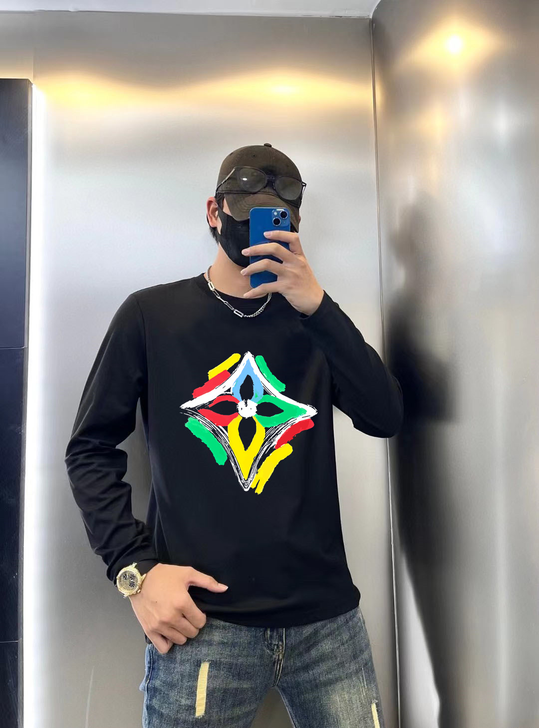 NO:521799,Louis Vuitton 2025 Early Autumn Counter New Top-Level Original Single Fashion 250G Casual Baser Long Sleeve T-shirt. Size S MLXL XXL Bust 50.55355.558 60.5 Length 69 71 73 7577 Shoulder width 4850.5 53 55.5 58 Sleeve length 58 59 60 6061 Size Due to manual measurement, there is a deviation of about 1-3CM. 25ss Early Autumn Fashion Internet celebrity trendy people customize, selected long velvet cotton fabrics, exquisite original logo creation, excellent comfort and breathability, whether it is single or inner wear, it is very handsome, which conforms to the practical dressing habits of men, pursues luxury, noble and elegant style, and creates extraordinary men's taste.,,louis  vuitton,tees,t-shirt,alexander wang19860909路易威登 2025早秋专柜新款顶级原单时尚250克休闲打底衫长袖T恤. 码数S MLXL XXL 胸围50.55355.558 60.5 衣长 69 71 73 7577 肩宽 4850.5 53 55.5 58 袖长 58 59 60 6061 尺寸由于手工测量,存在1-3CM左右的偏差 25ss早秋时尚网红潮人定制,精选长绒棉面料,精致原版logo打造,舒适性与透气性兼优,无论是单穿或是内搭都是帅气十足,吻合了男性实用穿衣习惯,追求奢华高贵优雅风范,打造不凡男士品味.,,louis vuitton,tees，t-shirt,alexander wang,Men's clothing