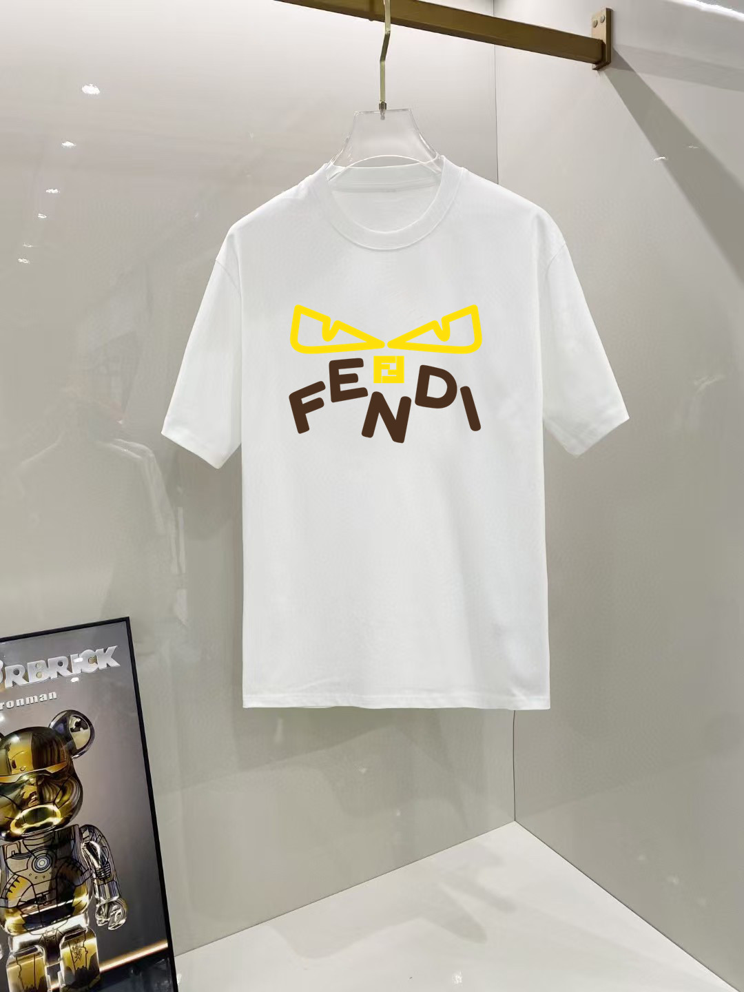 NO:524013,Fendi# 2025 spring and summer new first-time counter latest short-sleeved round-neck T-shirt, high-end customization, avant-garde and fashionable design!  Brand logo heavy craft design, high-end customized 250 grams Xinjiang long velvet cotton fabric. It feels soft and comfortable to wear. The counter-level exquisite car line is fine. The workmanship is exquisite. The upper body effect is invincible and handsome!  A must-have item for handsome men!  Color black and white!  SML XL XXL Bust 50 52 55 58 61 Clothes length 69 71 73 75 77 Shoulder width 48 50 53 56 58 Sleeve length 22 22.5 2323.524 Dimensions Due to manual measurement, there is a deviation of about 1-3CM, fendi, T-shirt,tees, t-shirt,alexander wang19860909芬迪# 2025春夏新款首发专柜最新款短袖圆领T恤 高端订制 设计前卫时尚！品牌logo重工艺设计 高端定制250克新疆长绒棉面料.手感柔软.穿着舒适.专柜级别精致车线.做工精细.上身效果无敌帅气！型男必备单品！颜色黑色.白色！ 码数 SML XL XXL 胸围50 52 55 58 61 衣长69 71 73 75 77 肩宽48 50 53 56 58 袖长22 22.5 2323.524 尺寸由于手工测量,存在1-3CM左右的偏差,,fendi,T-shirt,tees，t-shirt,alexander wang,Men's clothing