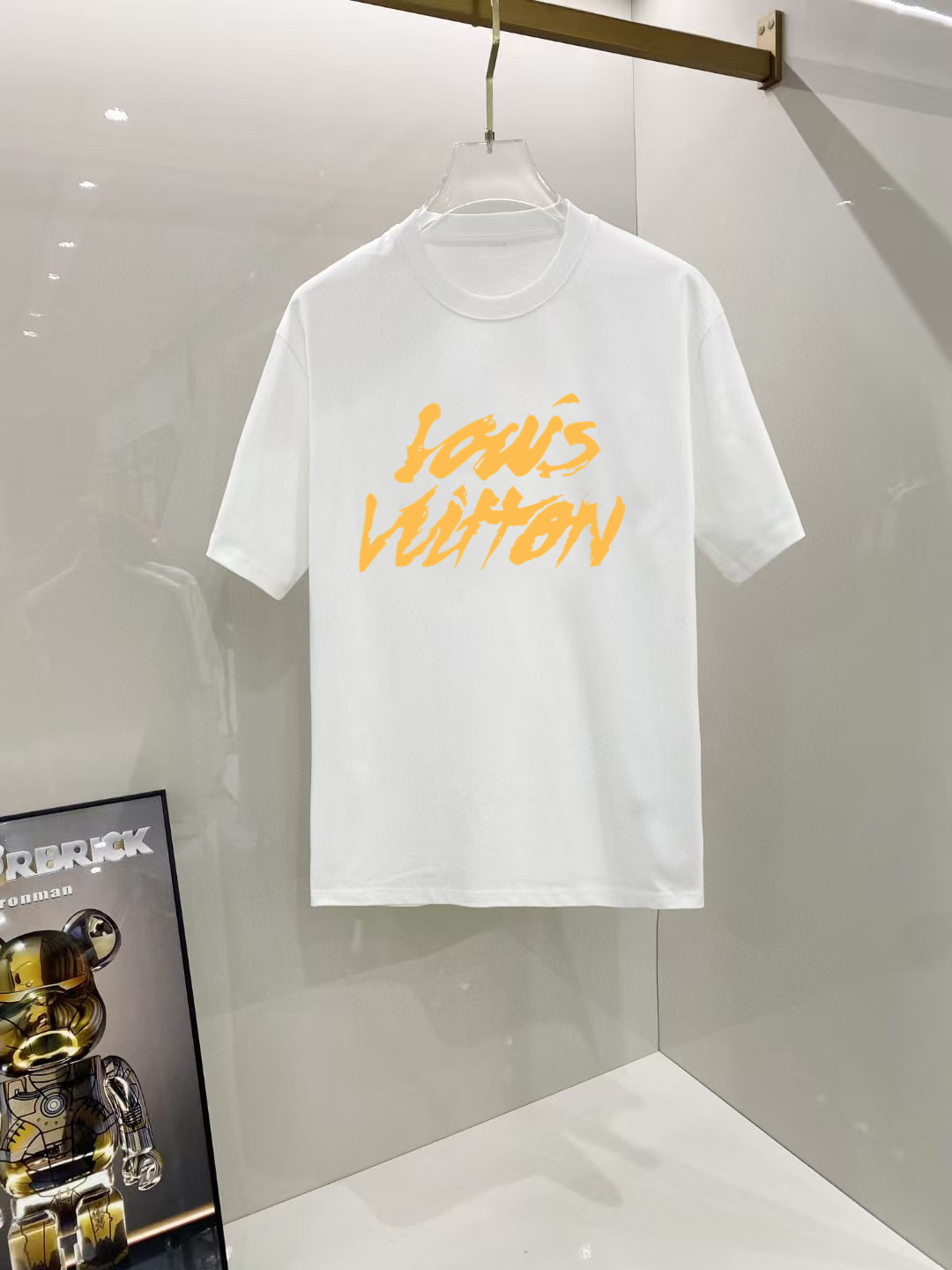 NO:524022,Louis Vuitton # 2025 spring and summer new first-time counter latest short-sleeved round-neck T-shirt, high-end customization, avant-garde and fashionable design!  Brand logo heavy craft design, high-end customized 250 grams Xinjiang long velvet cotton fabric. It feels soft and comfortable to wear. The counter-level exquisite car line is fine. The workmanship is exquisite. The upper body effect is invincible and handsome!  A must-have item for handsome men!  Color black and white!  SML XL XXL Bust 50 52 55 58 61 Clothes length 69 71 73 75 77 Shoulder width 48 50 53 56 58 Sleeve length 22 22.5 2323.524 Dimensions Due to manual measurement, there is a deviation of about 1-3CM, louis vuitton, T-shirt,tees, t-shirt,alexander wang19860909路易威登# 2025春夏新款首发专柜最新款短袖圆领T恤 高端订制 设计前卫时尚！品牌logo重工艺设计 高端定制250克新疆长绒棉面料.手感柔软.穿着舒适.专柜级别精致车线.做工精细.上身效果无敌帅气！型男必备单品！颜色黑色.白色！ 码数 SML XL XXL 胸围50 52 55 58 61 衣长69 71 73 75 77 肩宽48 50 53 56 58 袖长22 22.5 2323.524 尺寸由于手工测量,存在1-3CM左右的偏差,,louis vuitton,T-shirt,tees，t-shirt,alexander wang,Men's clothing