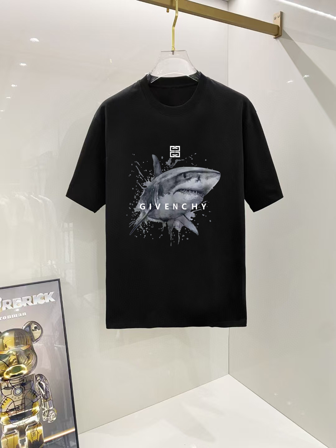 NO:524008,Givenchy # 2025 spring and summer new first-time counter latest short-sleeved round-neck T-shirt, high-end customization, avant-garde and fashionable design!  Brand logo heavy craft design, high-end customized 250 grams Xinjiang long velvet cotton fabric. It feels soft and comfortable to wear. The counter-level exquisite car line is fine. The workmanship is exquisite. The upper body effect is invincible and handsome!  A must-have item for handsome men!  Color black and white!  SML XL XXL Bust 50 52 55 58 61 Clothes length 69 71 73 75 77 Shoulder width 48 50 53 56 58 Sleeve length 22 22.5 2323.524 Dimensions Due to manual measurement, there is a deviation of about 1-3CM, given, T-shirt,tees, t-shirt,alexander wang19860909纪梵希# 2025春夏新款首发专柜最新款短袖圆领T恤 高端订制 设计前卫时尚！品牌logo重工艺设计 高端定制250克新疆长绒棉面料.手感柔软.穿着舒适.专柜级别精致车线.做工精细.上身效果无敌帅气！型男必备单品！颜色黑色.白色！ 码数 SML XL XXL 胸围50 52 55 58 61 衣长69 71 73 75 77 肩宽48 50 53 56 58 袖长22 22.5 2323.524 尺寸由于手工测量,存在1-3CM左右的偏差,,givenchy,T-shirt,tees，t-shirt,alexander wang,Men's clothing