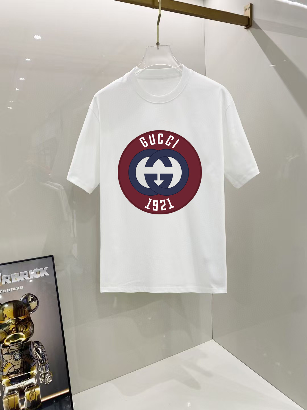 NO:524014,Guqi# 2025 spring and summer new style first-time counter latest short-sleeved round-neck T-shirt, high-end customization, avant-garde and fashionable design!  Brand logo heavy craft design, high-end customized 250 grams Xinjiang long velvet cotton fabric. It feels soft and comfortable to wear. The counter-level exquisite car line is fine. The workmanship is exquisite. The upper body effect is invincible and handsome!  A must-have item for handsome men!  Color black and white!  SML XL XXL Bust 50 52 55 58 61 Clothes length 69 71 73 75 77 Shoulder width 48 50 53 56 58 Sleeve length 22 22.5 2323.524 Dimensions Due to manual measurement, there is a deviation of about 1-3CM, T-shirt,tees,t-shirt,alexander wang19860909古奇# 2025春夏新款首发专柜最新款短袖圆领T恤 高端订制 设计前卫时尚！品牌logo重工艺设计 高端定制250克新疆长绒棉面料.手感柔软.穿着舒适.专柜级别精致车线.做工精细.上身效果无敌帅气！型男必备单品！颜色黑色.白色！ 码数 SML XL XXL 胸围50 52 55 58 61 衣长69 71 73 75 77 肩宽48 50 53 56 58 袖长22 22.5 2323.524 尺寸由于手工测量,存在1-3CM左右的偏差,,T-shirt,tees，t-shirt,alexander wang,Men's clothing