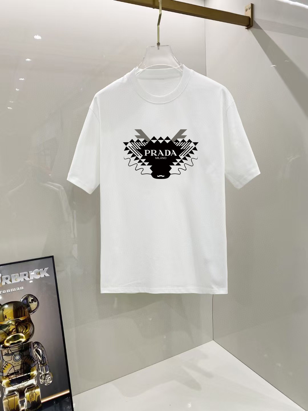 NO:524017,Prada# 2025 spring and summer new style first-time counter latest short-sleeved round-neck T-shirt, high-end customization, avant-garde and fashionable design!  Brand logo heavy craft design, high-end customized 250 grams Xinjiang long velvet cotton fabric. It feels soft and comfortable to wear. The counter-level exquisite car line is fine. The workmanship is exquisite. The upper body effect is invincible and handsome!  A must-have item for handsome men!  Color black and white!  SML XL XXL Bust 50 52 55 58 61 Clothes length 69 71 73 75 77 Shoulder width 48 50 53 56 58 Sleeve length 22 22.5 2323.524 Dimensions Due to manual measurement, there is a deviation of about 1-3CM, prada, T-shirt,tees, t-shirt,alexander wang19860909普拉达# 2025春夏新款首发专柜最新款短袖圆领T恤 高端订制 设计前卫时尚！品牌logo重工艺设计 高端定制250克新疆长绒棉面料.手感柔软.穿着舒适.专柜级别精致车线.做工精细.上身效果无敌帅气！型男必备单品！颜色黑色.白色！ 码数 SML XL XXL 胸围50 52 55 58 61 衣长69 71 73 75 77 肩宽48 50 53 56 58 袖长22 22.5 2323.524 尺寸由于手工测量,存在1-3CM左右的偏差,,prada,T-shirt,tees，t-shirt,alexander wang,Men's clothing