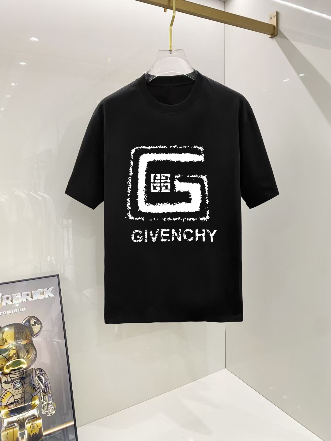 NO:524026,Givenchy # 2025 spring and summer new first-time counter latest short-sleeved round-neck T-shirt, high-end customization, avant-garde and fashionable design!  Brand logo heavy craft design, high-end customized 250 grams Xinjiang long velvet cotton fabric. It feels soft and comfortable to wear. The counter-level exquisite car line is fine. The workmanship is exquisite. The upper body effect is invincible and handsome!  A must-have item for handsome men!  Color black and white!  SML XL XXL Bust 50 52 55 58 61 Clothes length 69 71 73 75 77 Shoulder width 48 50 53 56 58 Sleeve length 22 22.5 2323.524 Dimensions Due to manual measurement, there is a deviation of about 1-3CM, given, T-shirt,tees, t-shirt,alexander wang19860909纪梵希# 2025春夏新款首发专柜最新款短袖圆领T恤 高端订制 设计前卫时尚！品牌logo重工艺设计 高端定制250克新疆长绒棉面料.手感柔软.穿着舒适.专柜级别精致车线.做工精细.上身效果无敌帅气！型男必备单品！颜色黑色.白色！ 码数 SML XL XXL 胸围50 52 55 58 61 衣长69 71 73 75 77 肩宽48 50 53 56 58 袖长22 22.5 2323.524 尺寸由于手工测量,存在1-3CM左右的偏差,,givenchy,T-shirt,tees，t-shirt,alexander wang,Men's clothing