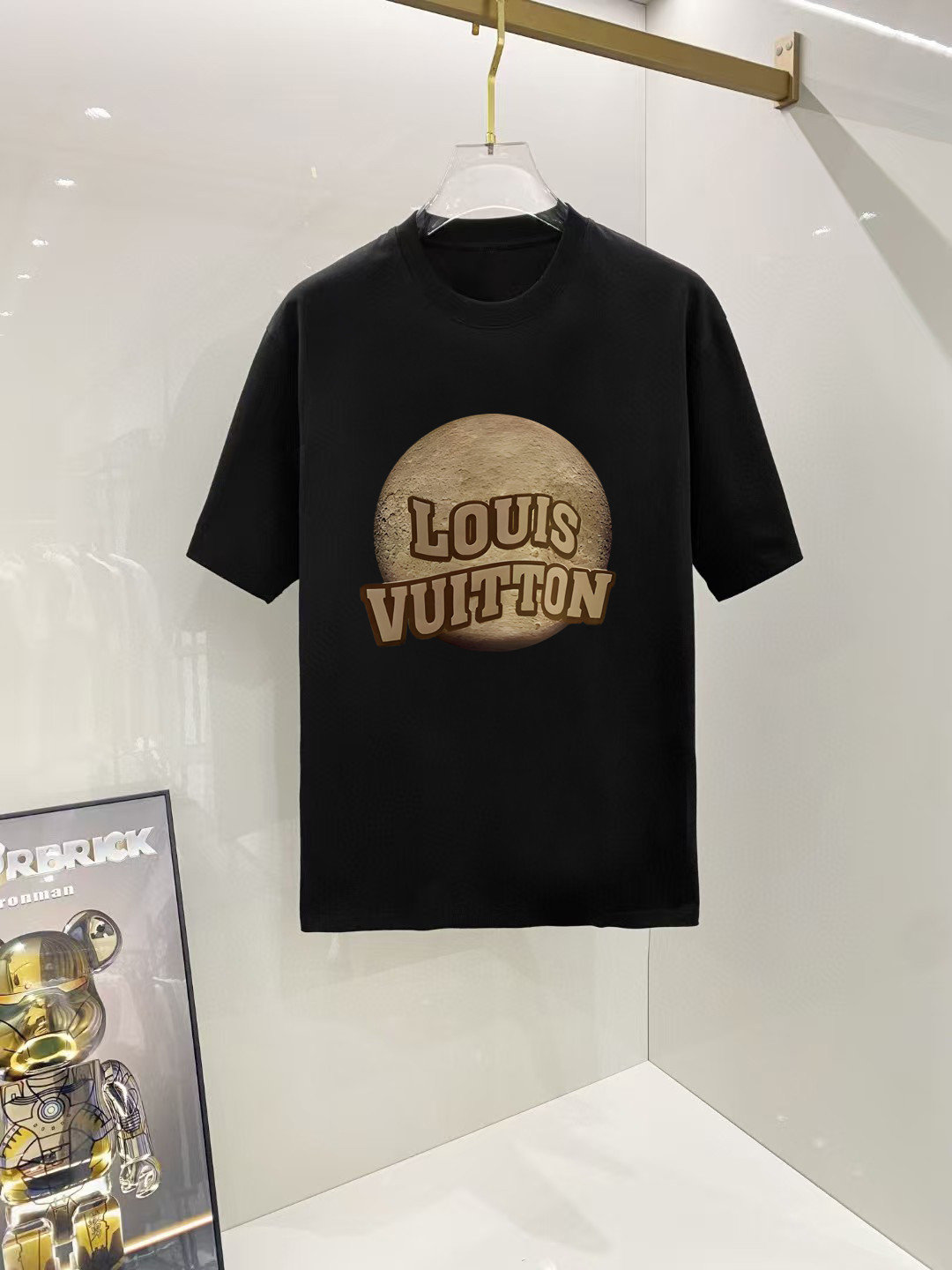 NO:524003,Louis Vuitton # 2025 spring and summer new first-time counter latest short-sleeved round-neck T-shirt, high-end customization, avant-garde and fashionable design!  Brand logo heavy craft design, high-end customized 250 grams Xinjiang long velvet cotton fabric. It feels soft and comfortable to wear. The counter-level exquisite car line is fine. The workmanship is exquisite. The upper body effect is invincible and handsome!  A must-have item for handsome men!  Color black and white!  SML XL XXL Bust 50 52 55 58 61 Clothes length 69 71 73 75 77 Shoulder width 48 50 53 56 58 Sleeve length 22 22.5 2323.524 Dimensions Due to manual measurement, there is a deviation of about 1-3CM, louis vuitton, T-shirt,tees, t-shirt,alexander wang19860909路易威登# 2025春夏新款首发专柜最新款短袖圆领T恤 高端订制 设计前卫时尚！品牌logo重工艺设计 高端定制250克新疆长绒棉面料.手感柔软.穿着舒适.专柜级别精致车线.做工精细.上身效果无敌帅气！型男必备单品！颜色黑色.白色！ 码数 SML XL XXL 胸围50 52 55 58 61 衣长69 71 73 75 77 肩宽48 50 53 56 58 袖长22 22.5 2323.524 尺寸由于手工测量,存在1-3CM左右的偏差,,louis vuitton,T-shirt,tees，t-shirt,alexander wang,Men's clothing