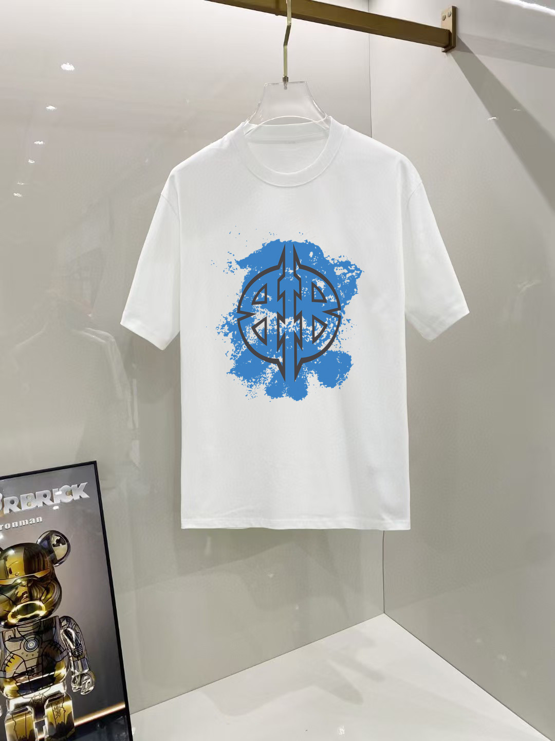 NO:524009,Balenciaga # 2025 spring and summer new first-time counter latest short-sleeved round-neck T-shirt, high-end customization, avant-garde and fashionable design!  Brand logo heavy craft design, high-end customized 250 grams Xinjiang long velvet cotton fabric. It feels soft and comfortable to wear. The counter-level exquisite car line is fine. The workmanship is exquisite. The upper body effect is invincible and handsome!  A must-have item for handsome men!  Color black and white!  SML XL XXL Bust 50 52 55 58 61 Clothes length 69 71 73 75 77 Shoulder width 48 50 53 56 58 Sleeve length 22 22.5 2323.524 Dimensions Due to manual measurement, there is a deviation of about 1-3CM, ,balenciaga,T-shirt,tees,t-shirt,alexander wang19860909巴黎世家# 2025春夏新款首发专柜最新款短袖圆领T恤 高端订制 设计前卫时尚！品牌logo重工艺设计 高端定制250克新疆长绒棉面料.手感柔软.穿着舒适.专柜级别精致车线.做工精细.上身效果无敌帅气！型男必备单品！颜色黑色.白色！ 码数 SML XL XXL 胸围50 52 55 58 61 衣长69 71 73 75 77 肩宽48 50 53 56 58 袖长22 22.5 2323.524 尺寸由于手工测量,存在1-3CM左右的偏差,,balenciaga,T-shirt,tees，t-shirt,alexander wang,Men's clothing