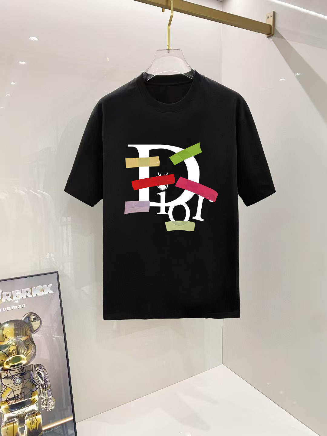 NO:524012,Dior# 2025 spring and summer new first-time counter latest short-sleeved round-neck T-shirt, high-end customization, avant-garde and fashionable design!  Brand logo heavy craft design, high-end customized 250 grams Xinjiang long velvet cotton fabric. It feels soft and comfortable to wear. The counter-level exquisite car line is fine. The workmanship is exquisite. The upper body effect is invincible and handsome!  A must-have item for handsome men!  Color black and white!  SML XL XXL Bust 50 52 55 58 61 Clothes length 69 71 73 75 77 Shoulder width 48 50 53 56 58 Sleeve length 22 22.5 2323.524 Dimensions Due to manual measurement, there is a deviation of about 1-3CM, dior, T-shirt,tees, t-shirt,alexander wang19860909迪奥# 2025春夏新款首发专柜最新款短袖圆领T恤 高端订制 设计前卫时尚！品牌logo重工艺设计 高端定制250克新疆长绒棉面料.手感柔软.穿着舒适.专柜级别精致车线.做工精细.上身效果无敌帅气！型男必备单品！颜色黑色.白色！ 码数 SML XL XXL 胸围50 52 55 58 61 衣长69 71 73 75 77 肩宽48 50 53 56 58 袖长22 22.5 2323.524 尺寸由于手工测量,存在1-3CM左右的偏差,,dior,T-shirt,tees，t-shirt,alexander wang,Men's clothing