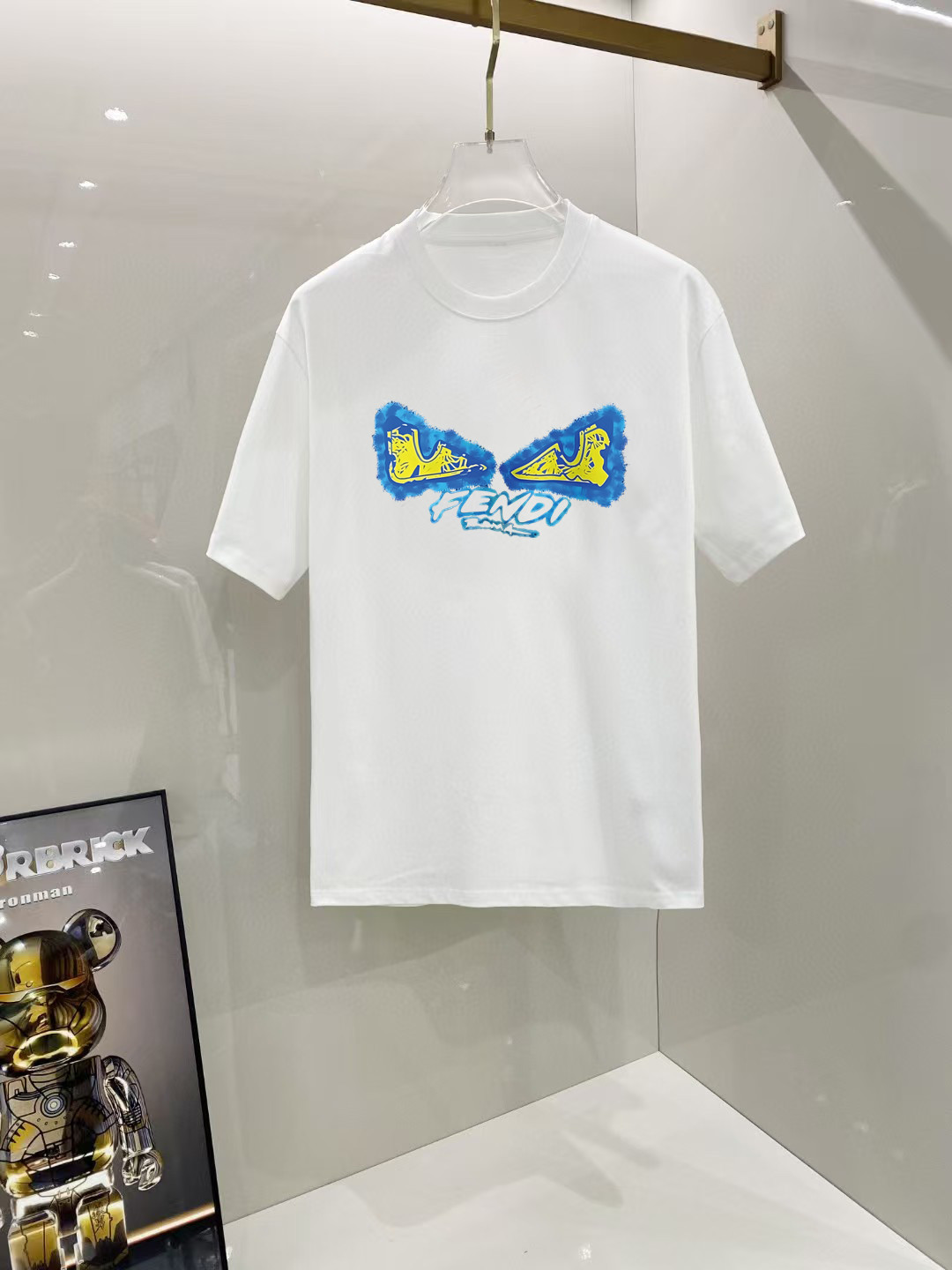 NO:524015,Fendi# 2025 spring and summer new first-time counter latest short-sleeved round-neck T-shirt, high-end customization, avant-garde and fashionable design!  Brand logo heavy craft design, high-end customized 250 grams Xinjiang long velvet cotton fabric. It feels soft and comfortable to wear. The counter-level exquisite car line is fine. The workmanship is exquisite. The upper body effect is invincible and handsome!  A must-have item for handsome men!  Color black and white!  SML XL XXL Bust 50 52 55 58 61 Clothes length 69 71 73 75 77 Shoulder width 48 50 53 56 58 Sleeve length 22 22.5 2323.524 Dimensions Due to manual measurement, there is a deviation of about 1-3CM, fendi, T-shirt,tees, t-shirt,alexander wang19860909芬迪# 2025春夏新款首发专柜最新款短袖圆领T恤 高端订制 设计前卫时尚！品牌logo重工艺设计 高端定制250克新疆长绒棉面料.手感柔软.穿着舒适.专柜级别精致车线.做工精细.上身效果无敌帅气！型男必备单品！颜色黑色.白色！ 码数 SML XL XXL 胸围50 52 55 58 61 衣长69 71 73 75 77 肩宽48 50 53 56 58 袖长22 22.5 2323.524 尺寸由于手工测量,存在1-3CM左右的偏差,,fendi,T-shirt,tees，t-shirt,alexander wang,Men's clothing