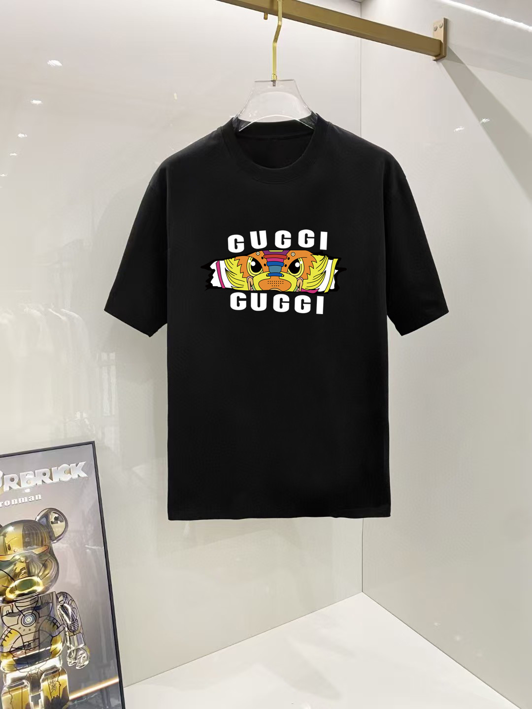 NO:524018,Guqi# 2025 spring and summer new style first-time counter latest short-sleeved round-neck T-shirt, high-end customization, avant-garde and fashionable design!  Brand logo heavy craft design, high-end customized 250 grams Xinjiang long velvet cotton fabric. It feels soft and comfortable to wear. The counter-level exquisite car line is fine. The workmanship is exquisite. The upper body effect is invincible and handsome!  A must-have item for handsome men!  Color black and white!  SML XL XXL Bust 50 52 55 58 61 Clothes length 69 71 73 75 77 Shoulder width 48 50 53 56 58 Sleeve length 22 22.5 2323.524 Dimensions Due to manual measurement, there is a deviation of about 1-3CM, T-shirt,tees, t-shirt,alexander wang19860909古奇# 2025春夏新款首发专柜最新款短袖圆领T恤 高端订制 设计前卫时尚！品牌logo重工艺设计 高端定制250克新疆长绒棉面料.手感柔软.穿着舒适.专柜级别精致车线.做工精细.上身效果无敌帅气！型男必备单品！颜色黑色.白色！ 码数 SML XL XXL 胸围50 52 55 58 61 衣长69 71 73 75 77 肩宽48 50 53 56 58 袖长22 22.5 2323.524 尺寸由于手工测量,存在1-3CM左右的偏差,,T-shirt,tees，t-shirt,alexander wang,Men's clothing