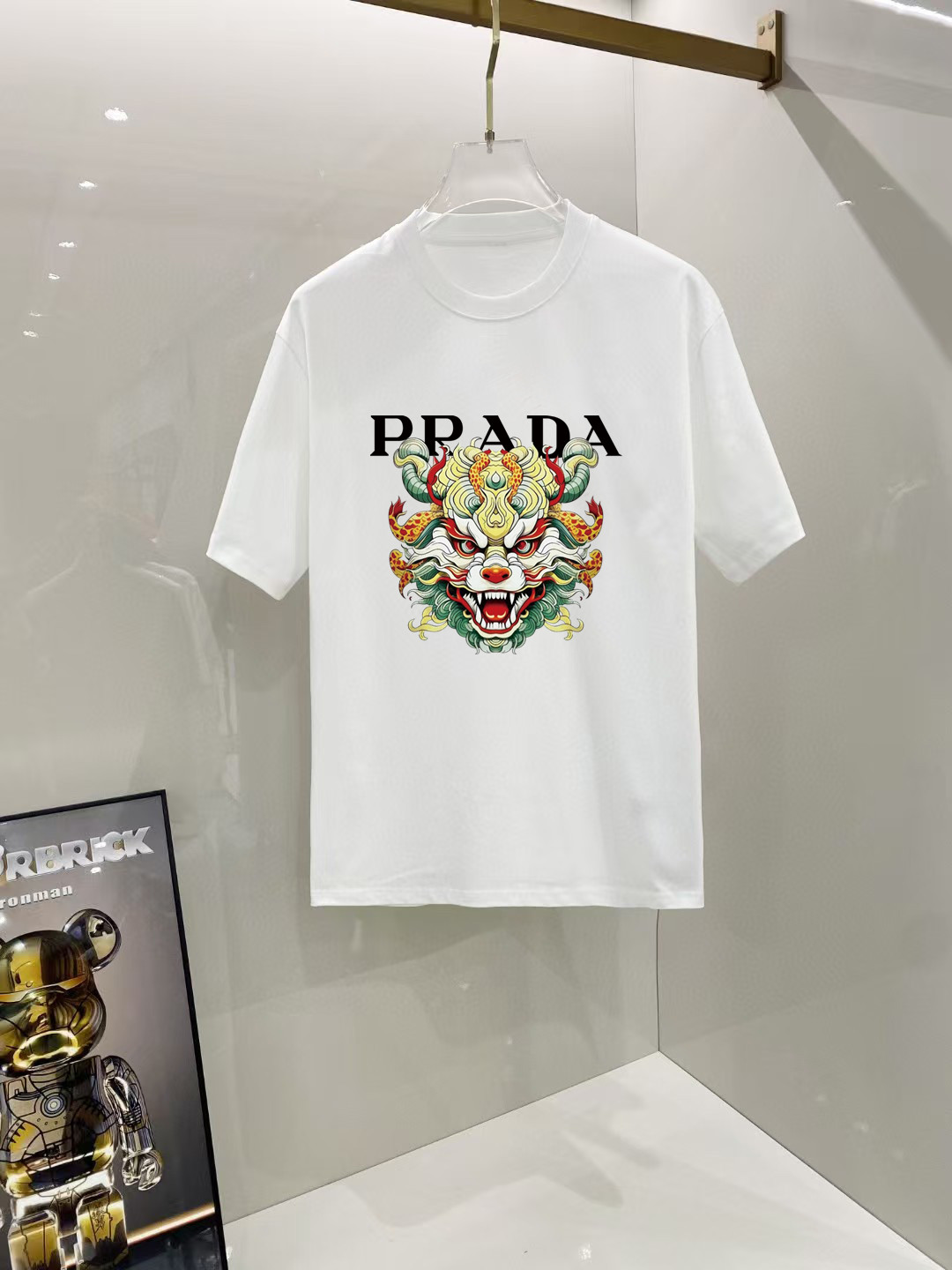 NO:524021,Prada# 2025 spring and summer new style first-time counter latest short-sleeved round-neck T-shirt, high-end customization, avant-garde and fashionable design!  Brand logo heavy craft design, high-end customized 250 grams Xinjiang long velvet cotton fabric. It feels soft and comfortable to wear. The counter-level exquisite car line is fine. The workmanship is exquisite. The upper body effect is invincible and handsome!  A must-have item for handsome men!  Color black and white!  SML XL XXL Bust 50 52 55 58 61 Clothes length 69 71 73 75 77 Shoulder width 48 50 53 56 58 Sleeve length 22 22.5 2323.524 Dimensions Due to manual measurement, there is a deviation of about 1-3CM, prada, T-shirt,tees, t-shirt,alexander wang19860909普拉达# 2025春夏新款首发专柜最新款短袖圆领T恤 高端订制 设计前卫时尚！品牌logo重工艺设计 高端定制250克新疆长绒棉面料.手感柔软.穿着舒适.专柜级别精致车线.做工精细.上身效果无敌帅气！型男必备单品！颜色黑色.白色！ 码数 SML XL XXL 胸围50 52 55 58 61 衣长69 71 73 75 77 肩宽48 50 53 56 58 袖长22 22.5 2323.524 尺寸由于手工测量,存在1-3CM左右的偏差,,prada,T-shirt,tees，t-shirt,alexander wang,Men's clothing