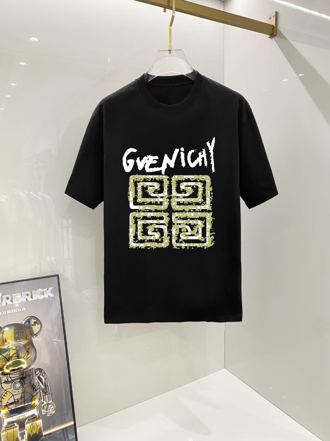 NO:524024,Givenchy # 2025 spring and summer new first-time counter latest short-sleeved round-neck T-shirt, high-end customization, avant-garde and fashionable design!  Brand logo heavy craft design, high-end customized 250 grams Xinjiang long velvet cotton fabric. It feels soft and comfortable to wear. The counter-level exquisite car line is fine. The workmanship is exquisite. The upper body effect is invincible and handsome!  A must-have item for handsome men!  Color black and white!  SML XL XXL Bust 50 52 55 58 61 Clothes length 69 71 73 75 77 Shoulder width 48 50 53 56 58 Sleeve length 22 22.5 2323.524 Dimensions Due to manual measurement, there is a deviation of about 1-3CM, given, T-shirt,tees, t-shirt,alexander wang19860909纪梵希# 2025春夏新款首发专柜最新款短袖圆领T恤 高端订制 设计前卫时尚！品牌logo重工艺设计 高端定制250克新疆长绒棉面料.手感柔软.穿着舒适.专柜级别精致车线.做工精细.上身效果无敌帅气！型男必备单品！颜色黑色.白色！ 码数 SML XL XXL 胸围50 52 55 58 61 衣长69 71 73 75 77 肩宽48 50 53 56 58 袖长22 22.5 2323.524 尺寸由于手工测量,存在1-3CM左右的偏差,,givenchy,T-shirt,tees，t-shirt,alexander wang,Men's clothing