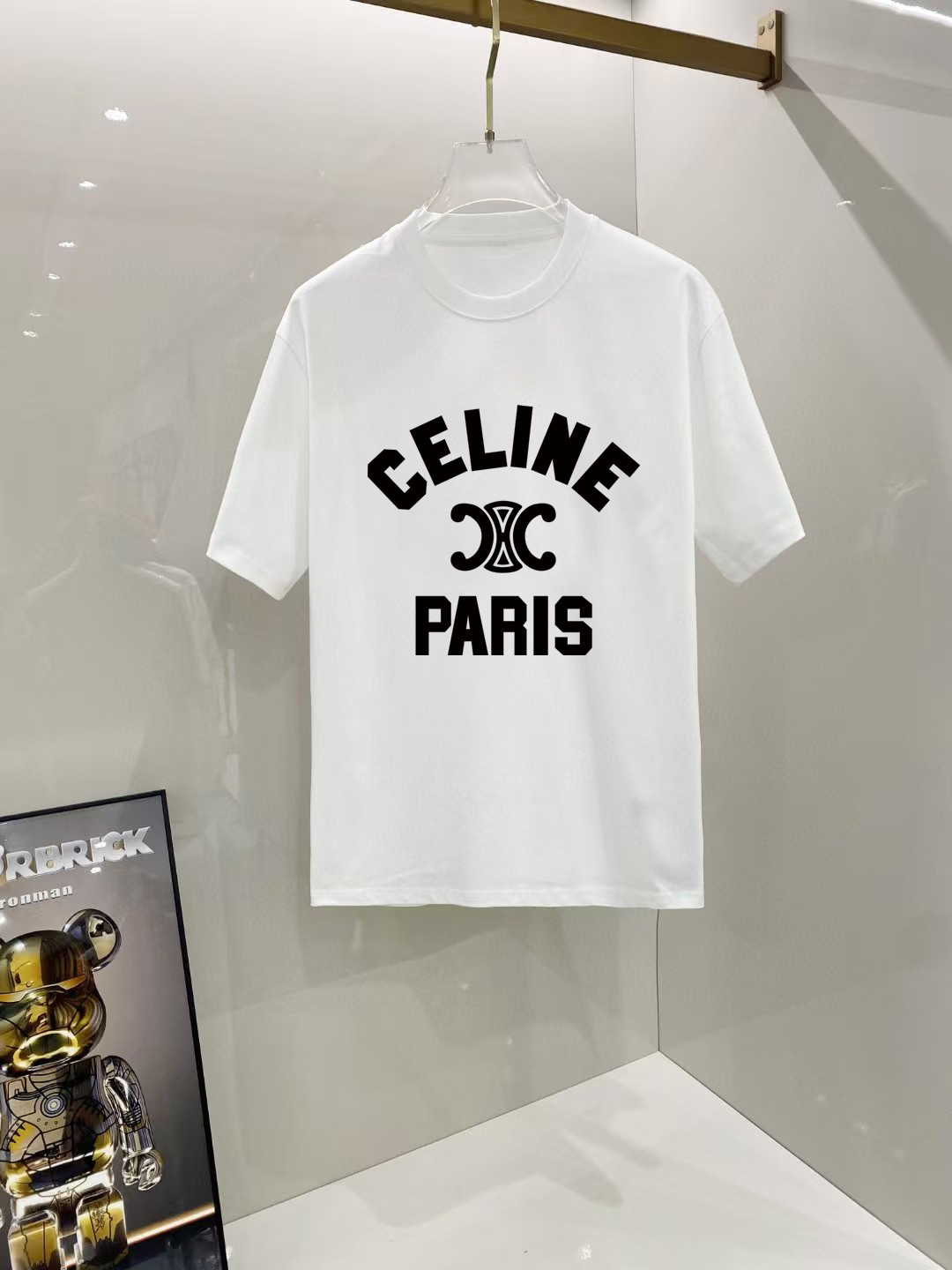 NO:524027,Selin# 2025 spring and summer new first-time counter latest short-sleeved round-neck T-shirt, high-end customization, avant-garde and fashionable design!  Brand logo heavy craft design, high-end customized 250 grams Xinjiang long velvet cotton fabric. It feels soft and comfortable to wear. The counter-level exquisite car line is fine. The workmanship is exquisite. The upper body effect is invincible and handsome!  A must-have item for handsome men!  Color black and white!  SML XL XXL Bust 50 52 55 58 61 Clothes length 69 71 73 75 77 Shoulder width 48 50 53 56 58 Sleeve length 22 22.5 2323.524 Dimensions Due to manual measurement, there is a deviation of about 1-3CM, celine, T-shirt,tees, t-shirt,alexander wang19860909赛琳# 2025春夏新款首发专柜最新款短袖圆领T恤 高端订制 设计前卫时尚！品牌logo重工艺设计 高端定制250克新疆长绒棉面料.手感柔软.穿着舒适.专柜级别精致车线.做工精细.上身效果无敌帅气！型男必备单品！颜色黑色.白色！ 码数 SML XL XXL 胸围50 52 55 58 61 衣长69 71 73 75 77 肩宽48 50 53 56 58 袖长22 22.5 2323.524 尺寸由于手工测量,存在1-3CM左右的偏差,,celine,T-shirt,tees，t-shirt,alexander wang,Men's clothing