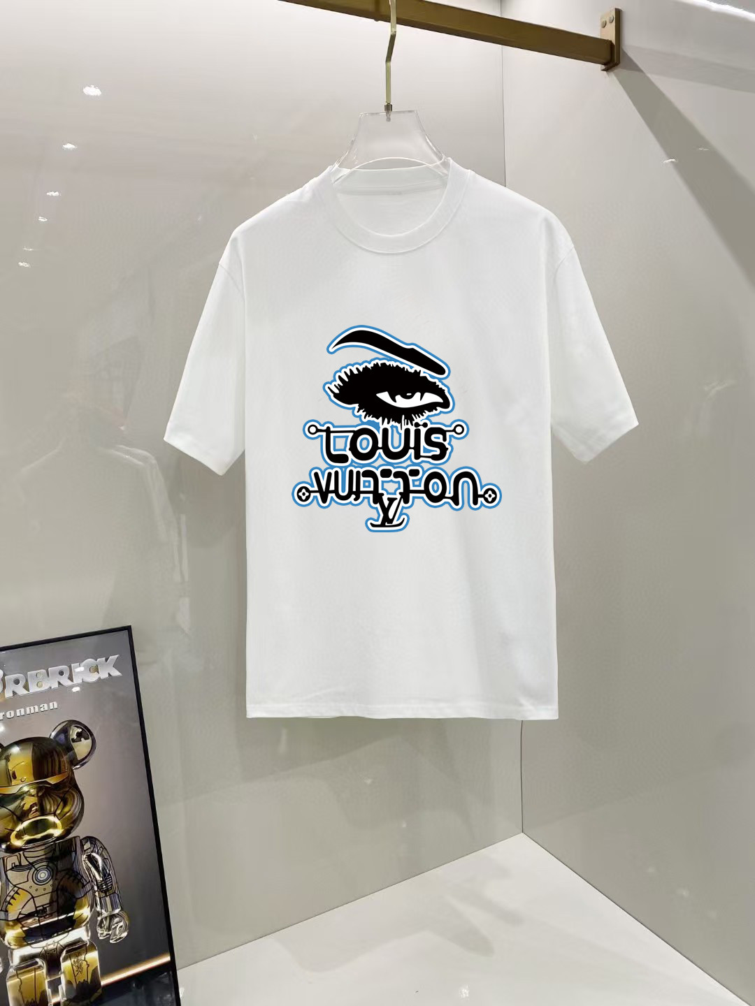 NO:524030,Louis Vuitton # 2025 spring and summer new first-time counter latest short-sleeved round-neck T-shirt, high-end customization, avant-garde and fashionable design!  Brand logo heavy craft design, high-end customized 250 grams Xinjiang long velvet cotton fabric. It feels soft and comfortable to wear. The counter-level exquisite car line is fine. The workmanship is exquisite. The upper body effect is invincible and handsome!  A must-have item for handsome men!  Color black and white!  SML XL XXL Bust 50 52 55 58 61 Clothes length 69 71 73 75 77 Shoulder width 48 50 53 56 58 Sleeve length 22 22.5 2323.524 Dimensions Due to manual measurement, there is a deviation of about 1-3CM, louis vuitton, T-shirt,tees, t-shirt,alexander wang19860909路易威登# 2025春夏新款首发专柜最新款短袖圆领T恤 高端订制 设计前卫时尚！品牌logo重工艺设计 高端定制250克新疆长绒棉面料.手感柔软.穿着舒适.专柜级别精致车线.做工精细.上身效果无敌帅气！型男必备单品！颜色黑色.白色！ 码数 SML XL XXL 胸围50 52 55 58 61 衣长69 71 73 75 77 肩宽48 50 53 56 58 袖长22 22.5 2323.524 尺寸由于手工测量,存在1-3CM左右的偏差,,louis vuitton,T-shirt,tees，t-shirt,alexander wang,Men's clothing