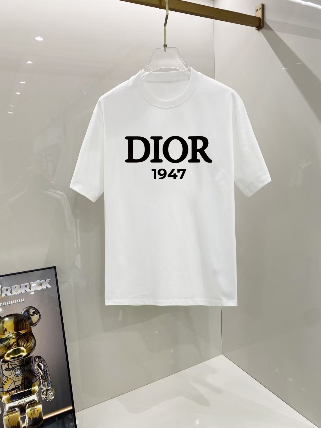 NO:524037,Dior# 2025 spring and summer new first-time counter latest short-sleeved round-neck T-shirt, high-end customization, avant-garde and fashionable design!  Brand logo heavy craft design, high-end customized 250 grams Xinjiang long velvet cotton fabric. It feels soft and comfortable to wear. The counter-level exquisite car line is fine. The workmanship is exquisite. The upper body effect is invincible and handsome!  A must-have item for handsome men!  Color black and white!  SML XL XXL Bust 50 52 55 58 61 Clothes length 69 71 73 75 77 Shoulder width 48 50 53 56 58 Sleeve length 22 22.5 2323.524 Dimensions Due to manual measurement, there is a deviation of about 1-3CM, dior, T-shirt,tees, t-shirt,alexander wang19860909迪奥# 2025春夏新款首发专柜最新款短袖圆领T恤 高端订制 设计前卫时尚！品牌logo重工艺设计 高端定制250克新疆长绒棉面料.手感柔软.穿着舒适.专柜级别精致车线.做工精细.上身效果无敌帅气！型男必备单品！颜色黑色.白色！ 码数 SML XL XXL 胸围50 52 55 58 61 衣长69 71 73 75 77 肩宽48 50 53 56 58 袖长22 22.5 2323.524 尺寸由于手工测量,存在1-3CM左右的偏差,,dior,T-shirt,tees，t-shirt,alexander wang,Men's clothing