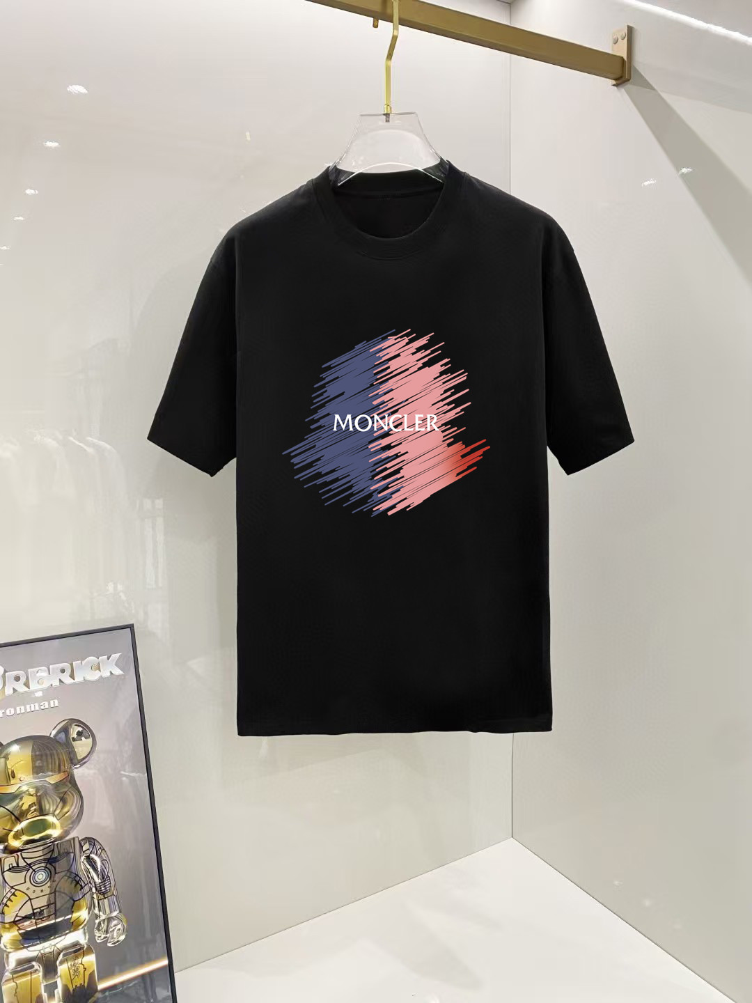 NO:524039,The new spring and summer 2025 new spring and summer first-time counter latest short-sleeved round-neck T-shirt, high-end customization, avant-garde and fashionable design!  Brand logo heavy craft design, high-end customized 250 grams Xinjiang long velvet cotton fabric. It feels soft and comfortable to wear. The counter-level exquisite car line is fine. The workmanship is exquisite. The upper body effect is invincible and handsome!  A must-have item for handsome men!  Color black and white!  SML XL XXL Bust 50 52 55 58 61 Clothes length 69 71 73 75 77 Shoulder width 48 50 53 56 58 Sleeve length 22 22.5 2323.524 Dimensions Due to manual measurement, there is a deviation of about 1-3CM, Moncler, T-shirt,tees, t-shirt,alexander wang19860909蒙口# 2025春夏新款首发专柜最新款短袖圆领T恤 高端订制 设计前卫时尚！品牌logo重工艺设计 高端定制250克新疆长绒棉面料.手感柔软.穿着舒适.专柜级别精致车线.做工精细.上身效果无敌帅气！型男必备单品！颜色黑色.白色！ 码数 SML XL XXL 胸围50 52 55 58 61 衣长69 71 73 75 77 肩宽48 50 53 56 58 袖长22 22.5 2323.524 尺寸由于手工测量,存在1-3CM左右的偏差,,Moncler,T-shirt,tees，t-shirt,alexander wang,Men's clothing