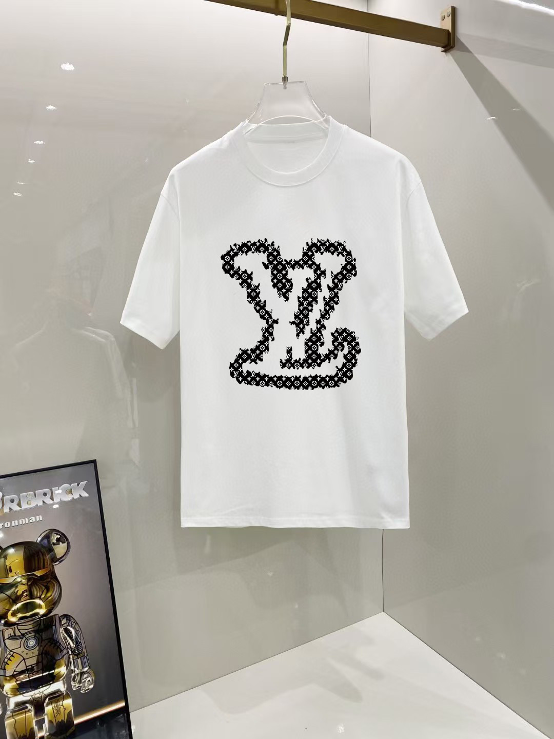 NO:524041,Louis Vuitton # 2025 spring and summer new first-time counter latest short-sleeved round-neck T-shirt, high-end customization, avant-garde and fashionable design!  Brand logo heavy craft design, high-end customized 250 grams Xinjiang long velvet cotton fabric. It feels soft and comfortable to wear. The counter-level exquisite car line is fine. The workmanship is exquisite. The upper body effect is invincible and handsome!  A must-have item for handsome men!  Color black and white!  SML XL XXL Bust 50 52 55 58 61 Clothes length 69 71 73 75 77 Shoulder width 48 50 53 56 58 Sleeve length 22 22.5 2323.524 Dimensions Due to manual measurement, there is a deviation of about 1-3CM, louis vuitton, T-shirt,tees, t-shirt,alexander wang19860909路易威登# 2025春夏新款首发专柜最新款短袖圆领T恤 高端订制 设计前卫时尚！品牌logo重工艺设计 高端定制250克新疆长绒棉面料.手感柔软.穿着舒适.专柜级别精致车线.做工精细.上身效果无敌帅气！型男必备单品！颜色黑色.白色！ 码数 SML XL XXL 胸围50 52 55 58 61 衣长69 71 73 75 77 肩宽48 50 53 56 58 袖长22 22.5 2323.524 尺寸由于手工测量,存在1-3CM左右的偏差,,louis vuitton,T-shirt,tees，t-shirt,alexander wang,Men's clothing