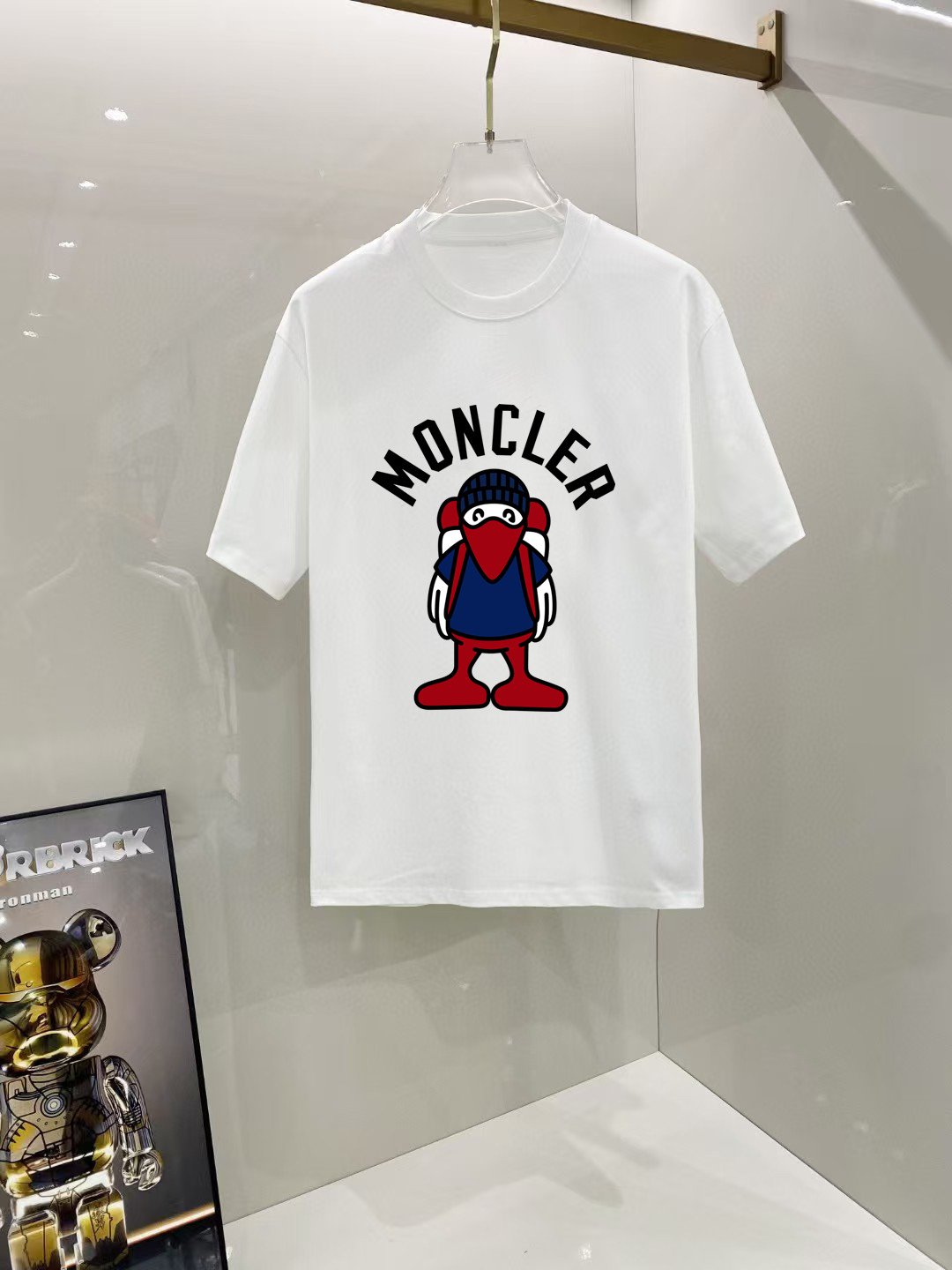 NO:524045,The new spring and summer 2025 new spring and summer first-time counter latest short-sleeved round-neck T-shirt, high-end customization, avant-garde and fashionable design!  Brand logo heavy craft design, high-end customized 250 grams Xinjiang long velvet cotton fabric. It feels soft and comfortable to wear. The counter-level exquisite car line is fine. The workmanship is exquisite. The upper body effect is invincible and handsome!  A must-have item for handsome men!  Color black and white!  SML XL XXL Bust 50 52 55 58 61 Clothes length 69 71 73 75 77 Shoulder width 48 50 53 56 58 Sleeve length 22 22.5 2323.524 Dimensions Due to manual measurement, there is a deviation of about 1-3CM, Moncler, T-shirt,tees, t-shirt,alexander wang19860909蒙口# 2025春夏新款首发专柜最新款短袖圆领T恤 高端订制 设计前卫时尚！品牌logo重工艺设计 高端定制250克新疆长绒棉面料.手感柔软.穿着舒适.专柜级别精致车线.做工精细.上身效果无敌帅气！型男必备单品！颜色黑色.白色！ 码数 SML XL XXL 胸围50 52 55 58 61 衣长69 71 73 75 77 肩宽48 50 53 56 58 袖长22 22.5 2323.524 尺寸由于手工测量,存在1-3CM左右的偏差,,Moncler,T-shirt,tees，t-shirt,alexander wang,Men's clothing