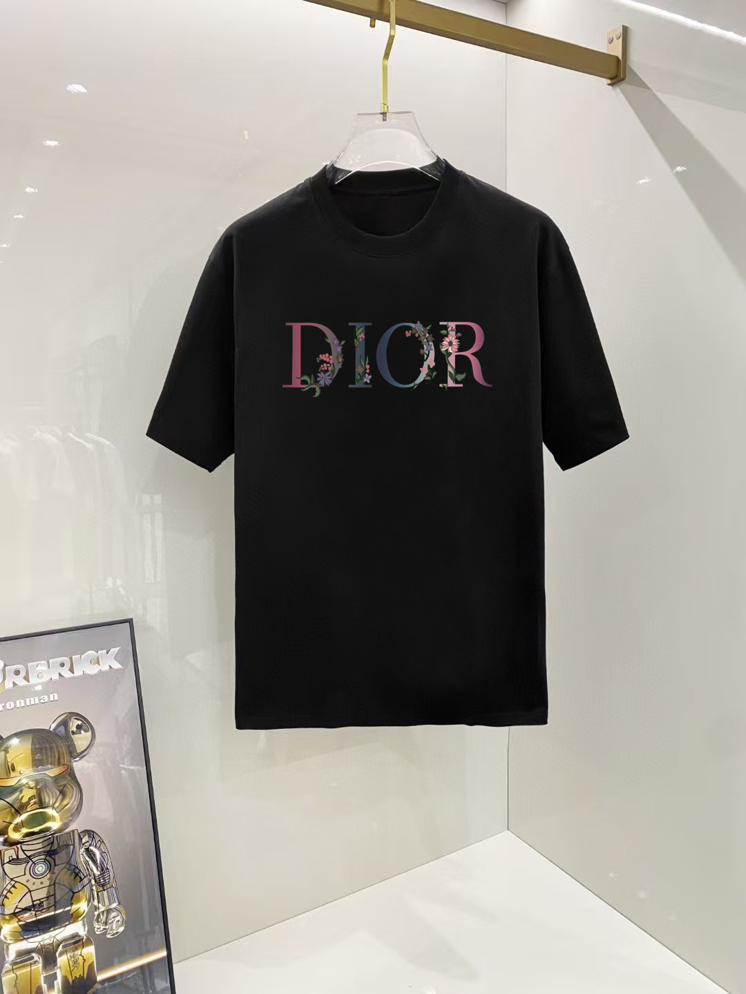NO:524047,Dior# 2025 spring and summer new first-time counter latest short-sleeved round-neck T-shirt, high-end customization, avant-garde and fashionable design!  Brand logo heavy craft design, high-end customized 250 grams Xinjiang long velvet cotton fabric. It feels soft and comfortable to wear. The counter-level exquisite car line is fine. The workmanship is exquisite. The upper body effect is invincible and handsome!  A must-have item for handsome men!  Color black and white!  SML XL XXL Bust 50 52 55 58 61 Clothes length 69 71 73 75 77 Shoulder width 48 50 53 56 58 Sleeve length 22 22.5 2323.524 Dimensions Due to manual measurement, there is a deviation of about 1-3CM, dior, T-shirt,tees, t-shirt,alexander wang19860909迪奥# 2025春夏新款首发专柜最新款短袖圆领T恤 高端订制 设计前卫时尚！品牌logo重工艺设计 高端定制250克新疆长绒棉面料.手感柔软.穿着舒适.专柜级别精致车线.做工精细.上身效果无敌帅气！型男必备单品！颜色黑色.白色！ 码数 SML XL XXL 胸围50 52 55 58 61 衣长69 71 73 75 77 肩宽48 50 53 56 58 袖长22 22.5 2323.524 尺寸由于手工测量,存在1-3CM左右的偏差,,dior,T-shirt,tees，t-shirt,alexander wang,Men's clothing