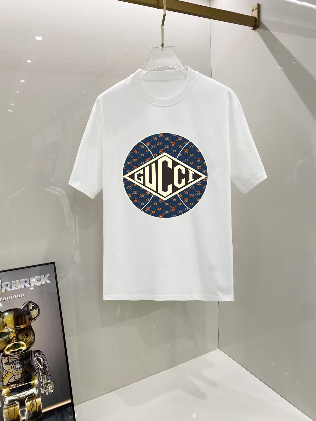 NO:524034,Guqi# 2025 spring and summer new style first-time counter latest short-sleeved round-neck T-shirt, high-end customization, avant-garde and fashionable design!  Brand logo heavy craft design, high-end customized 250 grams Xinjiang long velvet cotton fabric. It feels soft and comfortable to wear. The counter-level exquisite car line is fine. The workmanship is exquisite. The upper body effect is invincible and handsome!  A must-have item for handsome men!  Color black and white!  SML XL XXL Bust 50 52 55 58 61 Clothes length 69 71 73 75 77 Shoulder width 48 50 53 56 58 Sleeve length 22 22.5 2323.524 Dimensions Due to manual measurement, there is a deviation of about 1-3CM, T-shirt,tees, t-shirt,alexander wang19860909古奇# 2025春夏新款首发专柜最新款短袖圆领T恤 高端订制 设计前卫时尚！品牌logo重工艺设计 高端定制250克新疆长绒棉面料.手感柔软.穿着舒适.专柜级别精致车线.做工精细.上身效果无敌帅气！型男必备单品！颜色黑色.白色！ 码数 SML XL XXL 胸围50 52 55 58 61 衣长69 71 73 75 77 肩宽48 50 53 56 58 袖长22 22.5 2323.524 尺寸由于手工测量,存在1-3CM左右的偏差,,T-shirt,tees，t-shirt,alexander wang,Men's clothing