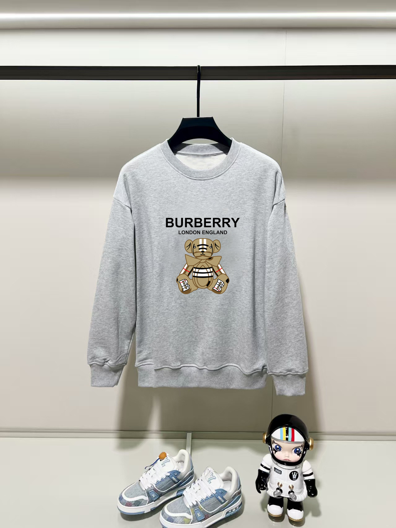 NO:531469,Burberry, 2025 autumn and winter new round neck long-sleeved sweatshirt with precision printing technology on the chest, and the preferred double-strand cotton twill pure cotton fabric is the basic condition for ensuring a hard style. It is fully thick and has a high-end and comfortable skin feeling, and is the same as men and women. Color black, white, gray, size, shoulder width, bust, sleeve length M: 475358.5 63 L: 48.555 6065 XL: 5057 61.567 2XL: 51.559 6369 3XL: 5361 64.571 Manual measurement, with 1-3CM error, subject to the actual object, burberry, hoodie, sweatshirts, alexander wang19860909巴宝莉,2025秋冬新款圆领长袖卫衣 胸前采用精密印花工艺,采用优选双股棉纱斜纹纯棉面料,高克重面料是保证版型硬挺的基本条件,妥妥厚重感,肤感高级舒适,男女同款. 颜色黑色 白色 灰色 尺码 肩宽 胸围 袖长 衣长  M : 475358.5 63  L: 48.555 6065 XL : 5057 61.567 2XL : 51.559 6369 3XL : 5361 64.571 手工测量,有1-3CM误差,以实物为准,,burberry,hoodie,sweatshirts,alexander wang,Men's clothing