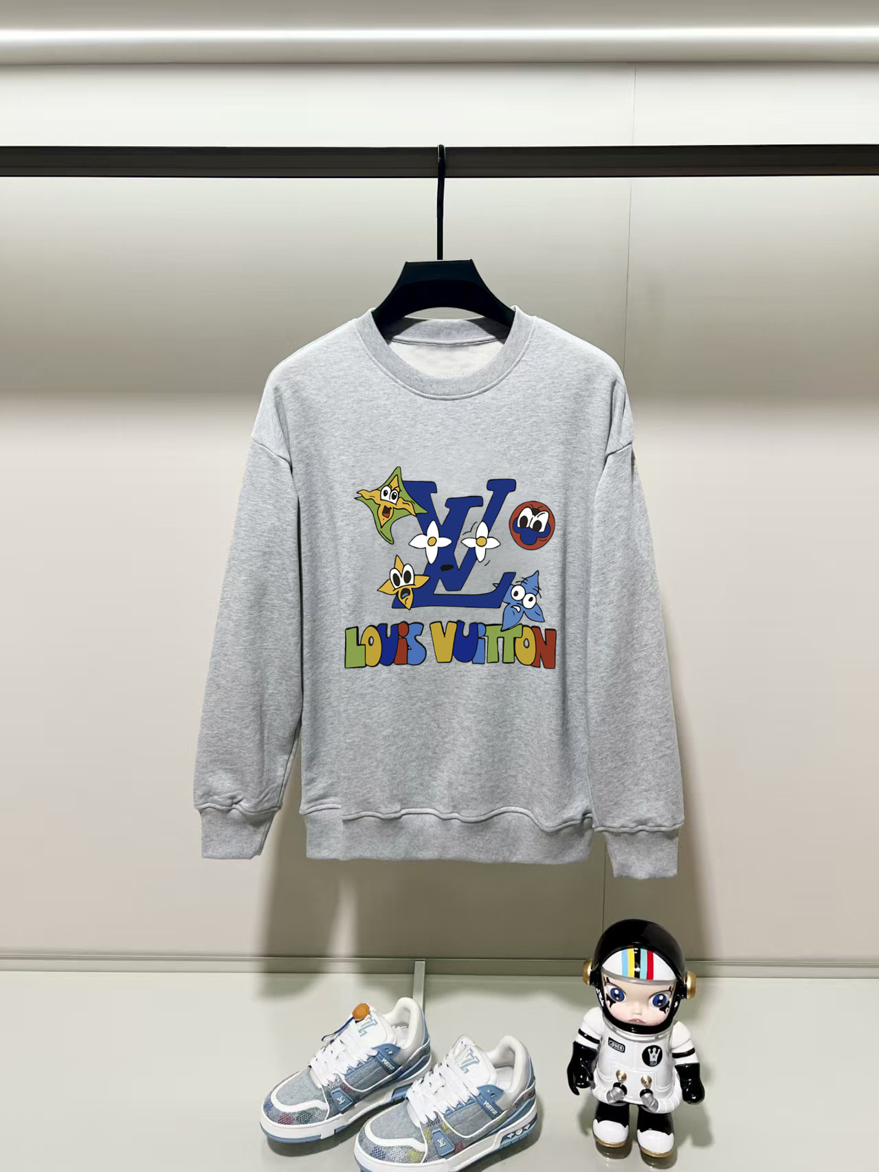 NO:531467,Louis Vuitton, 2025 autumn and winter new round neck long-sleeved sweatshirt with precision printing technology on the chest, and the preferred double-strand cotton twill pure cotton fabric is the basic condition for ensuring a rigid style. It is fully thick and has a high-end and comfortable skin feeling, and is the same as men and women. Color black, white, gray, size, shoulder width, bust, sleeve length M: 475358.5 63 L: 48.555 6065 XL: 5057 61.567 2XL: 51.559 6369 3XL: 5361 64.571 Manual measurement, with 1-3CM error, subject to the actual object, louis vuitton, hoodie, sweatshirts, alexander wang19860909路易威登,2025秋冬新款圆领长袖卫衣 胸前采用精密印花工艺,采用优选双股棉纱斜纹纯棉面料,高克重面料是保证版型硬挺的基本条件,妥妥厚重感,肤感高级舒适,男女同款. 颜色黑色 白色 灰色 尺码 肩宽 胸围 袖长 衣长  M : 475358.5 63  L: 48.555 6065 XL : 5057 61.567 2XL : 51.559 6369 3XL : 5361 64.571 手工测量,有1-3CM误差,以实物为准,,louis vuitton,hoodie,sweatshirts,alexander wang,Men's clothing