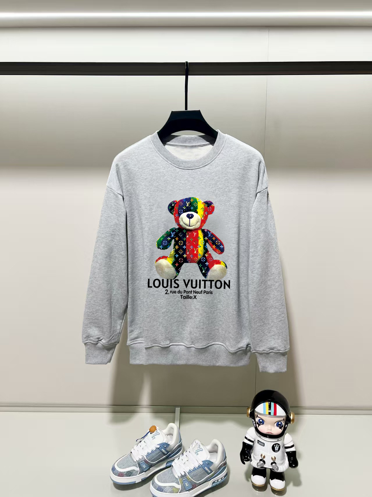 NO:531476,Louis Vuitton, 2025 autumn and winter new round neck long-sleeved sweatshirt with precision printing technology on the chest, and the preferred double-strand cotton twill pure cotton fabric is the basic condition for ensuring a rigid style. It is fully thick and has a high-end and comfortable skin feeling, and is the same as men and women. Color black, white, gray, size, shoulder width, bust, sleeve length M: 475358.5 63 L: 48.555 6065 XL: 5057 61.567 2XL: 51.559 6369 3XL: 5361 64.571 Manual measurement, with 1-3CM error, subject to the actual object, louis vuitton, hoodie, sweatshirts, alexander wang19860909路易威登,2025秋冬新款圆领长袖卫衣 胸前采用精密印花工艺,采用优选双股棉纱斜纹纯棉面料,高克重面料是保证版型硬挺的基本条件,妥妥厚重感,肤感高级舒适,男女同款. 颜色黑色 白色 灰色 尺码 肩宽 胸围 袖长 衣长  M : 475358.5 63  L: 48.555 6065 XL : 5057 61.567 2XL : 51.559 6369 3XL : 5361 64.571 手工测量,有1-3CM误差,以实物为准,,louis vuitton,hoodie,sweatshirts,alexander wang,Men's clothing
