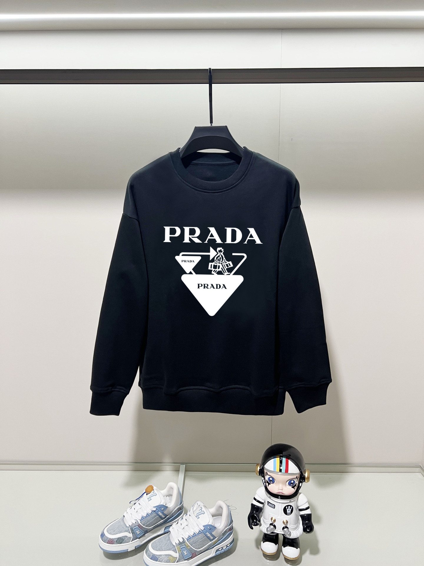 NO:531485,Prada, 2025 autumn and winter new round neck long-sleeved sweatshirt with precision printing technology on the chest, and the preferred double-strand cotton twill pure cotton fabric is the basic condition for ensuring a rigid style. It is fully thick and has a high-end and comfortable skin feeling, and is the same as men and women. Color black, white, gray, size, shoulder width, bust, sleeve length M: 475358.5 63 L: 48.555 6065 XL: 5057 61.567 2XL: 51.559 6369 3XL: 5361 64.571 Manual measurement, with 1-3CM error, subject to the actual object, prada, hoodie, sweatshirts, alexander wang19860909普拉达,2025秋冬新款圆领长袖卫衣 胸前采用精密印花工艺,采用优选双股棉纱斜纹纯棉面料,高克重面料是保证版型硬挺的基本条件,妥妥厚重感,肤感高级舒适,男女同款. 颜色黑色 白色 灰色 尺码 肩宽 胸围 袖长 衣长  M : 475358.5 63  L: 48.555 6065 XL : 5057 61.567 2XL : 51.559 6369 3XL : 5361 64.571 手工测量,有1-3CM误差,以实物为准,,prada,hoodie,sweatshirts,alexander wang,Men's clothing