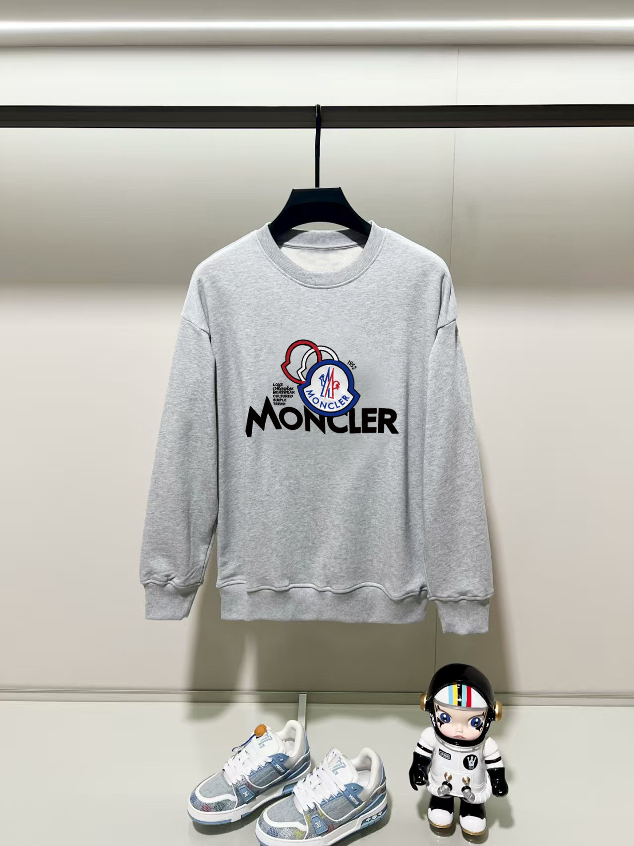 NO:531494,The hood, 2025 autumn and winter new round neck long-sleeved sweatshirt with precision printing technology on the chest, and the preferred double-strand cotton twill pure cotton fabric is the basic condition for ensuring a rigid style. It is fully thick and has a high-end and comfortable skin feeling, and is the same as men and women. Color black, white, gray, size, shoulder width, bust, sleeve length, M: 475358.5 63 L: 48.555 6065 XL: 5057 61.567 2XL: 51.559 6369 3XL: 5361 64.571 Manual measurement, with 1-3CM error, subject to the actual object, Moncler, hoodie, sweatshirts, alexander wang19860909蒙口,2025秋冬新款圆领长袖卫衣 胸前采用精密印花工艺,采用优选双股棉纱斜纹纯棉面料,高克重面料是保证版型硬挺的基本条件,妥妥厚重感,肤感高级舒适,男女同款. 颜色黑色 白色 灰色 尺码 肩宽 胸围 袖长 衣长  M : 475358.5 63  L: 48.555 6065 XL : 5057 61.567 2XL : 51.559 6369 3XL : 5361 64.571 手工测量,有1-3CM误差,以实物为准,,Moncler,hoodie,sweatshirts,alexander wang,Men's clothing