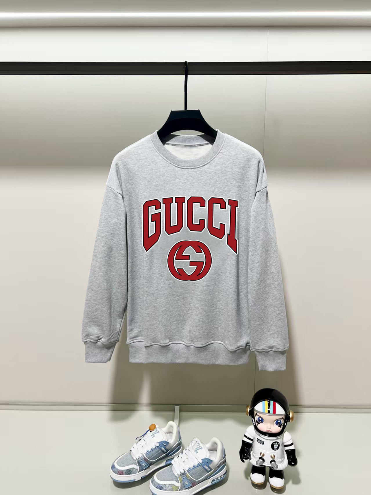 NO:531474,Guqi, 2025 autumn and winter new round neck long-sleeved sweatshirt with precision printing technology on the chest, and the preferred double-strand cotton twill pure cotton fabric is the basic condition for ensuring a hard style. It is fully thick and has a high-end and comfortable skin feeling, and is the same as men and women. Color black, white, gray, size, shoulder width, bust, sleeve length, M: 475358.5 63 L: 48.555 6065 XL: 5057 61.567 2XL: 51.559 6369 3XL: 5361 64.571 Manual measurement, with 1-3CM error, subject to the actual object, hoodie, sweatshirts, alexander wang19860909古奇,2025秋冬新款圆领长袖卫衣 胸前采用精密印花工艺,采用优选双股棉纱斜纹纯棉面料,高克重面料是保证版型硬挺的基本条件,妥妥厚重感,肤感高级舒适,男女同款. 颜色黑色 白色 灰色 尺码 肩宽 胸围 袖长 衣长  M : 475358.5 63  L: 48.555 6065 XL : 5057 61.567 2XL : 51.559 6369 3XL : 5361 64.571 手工测量,有1-3CM误差,以实物为准,,hoodie,sweatshirts,alexander wang,Men's clothing