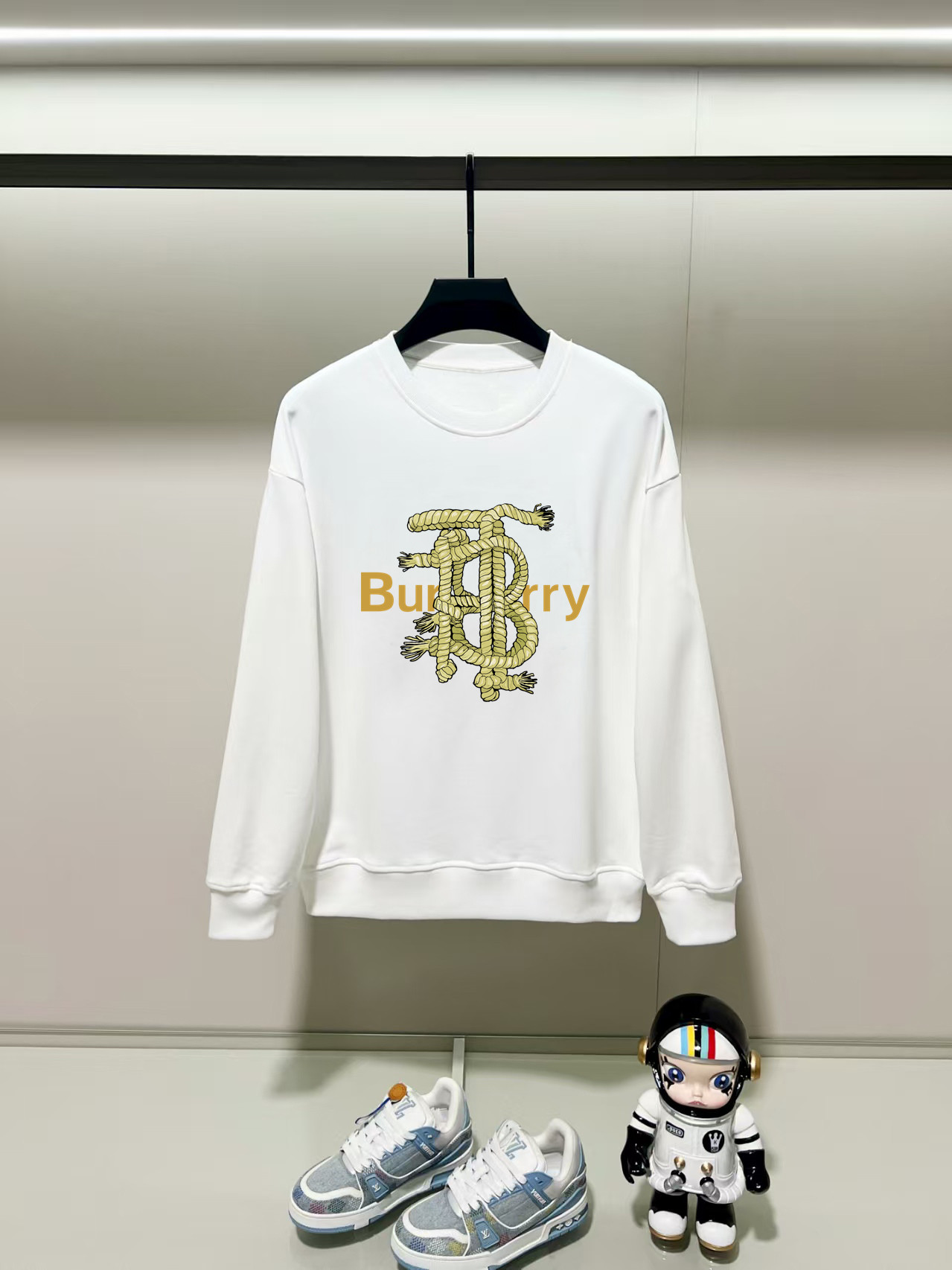 NO:531495,Burberry, 2025 autumn and winter new round neck long-sleeved sweatshirt with precision printing technology on the chest, and the preferred double-strand cotton twill pure cotton fabric is the basic condition for ensuring a hard style. It is fully thick and has a high-end and comfortable skin feeling, and is the same as men and women. Color black, white, gray, size, shoulder width, bust, sleeve length M: 475358.5 63 L: 48.555 6065 XL: 5057 61.567 2XL: 51.559 6369 3XL: 5361 64.571 Manual measurement, with 1-3CM error, subject to the actual object, burberry, hoodie, sweatshirts, alexander wang19860909巴宝莉,2025秋冬新款圆领长袖卫衣 胸前采用精密印花工艺,采用优选双股棉纱斜纹纯棉面料,高克重面料是保证版型硬挺的基本条件,妥妥厚重感,肤感高级舒适,男女同款. 颜色黑色 白色 灰色 尺码 肩宽 胸围 袖长 衣长  M : 475358.5 63  L: 48.555 6065 XL : 5057 61.567 2XL : 51.559 6369 3XL : 5361 64.571 手工测量,有1-3CM误差,以实物为准,,burberry,hoodie,sweatshirts,alexander wang,Men's clothing