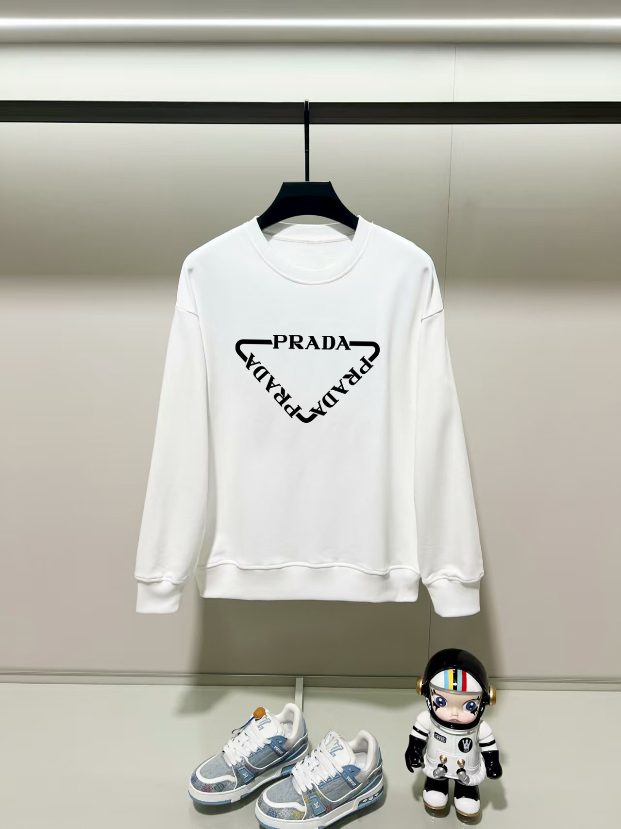 NO:531500,Prada, 2025 autumn and winter new round neck long-sleeved sweatshirt with precision printing technology on the chest, and the preferred double-strand cotton twill pure cotton fabric is the basic condition for ensuring a rigid style. It is fully thick and has a high-end and comfortable skin feeling, and is the same as men and women. Color black, white, gray, size, shoulder width, bust, sleeve length M: 475358.5 63 L: 48.555 6065 XL: 5057 61.567 2XL: 51.559 6369 3XL: 5361 64.571 Manual measurement, with 1-3CM error, subject to the actual object, prada, hoodie, sweatshirts, alexander wang19860909普拉达,2025秋冬新款圆领长袖卫衣 胸前采用精密印花工艺,采用优选双股棉纱斜纹纯棉面料,高克重面料是保证版型硬挺的基本条件,妥妥厚重感,肤感高级舒适,男女同款. 颜色黑色 白色 灰色 尺码 肩宽 胸围 袖长 衣长  M : 475358.5 63  L: 48.555 6065 XL : 5057 61.567 2XL : 51.559 6369 3XL : 5361 64.571 手工测量,有1-3CM误差,以实物为准,,prada,hoodie,sweatshirts,alexander wang,Men's clothing