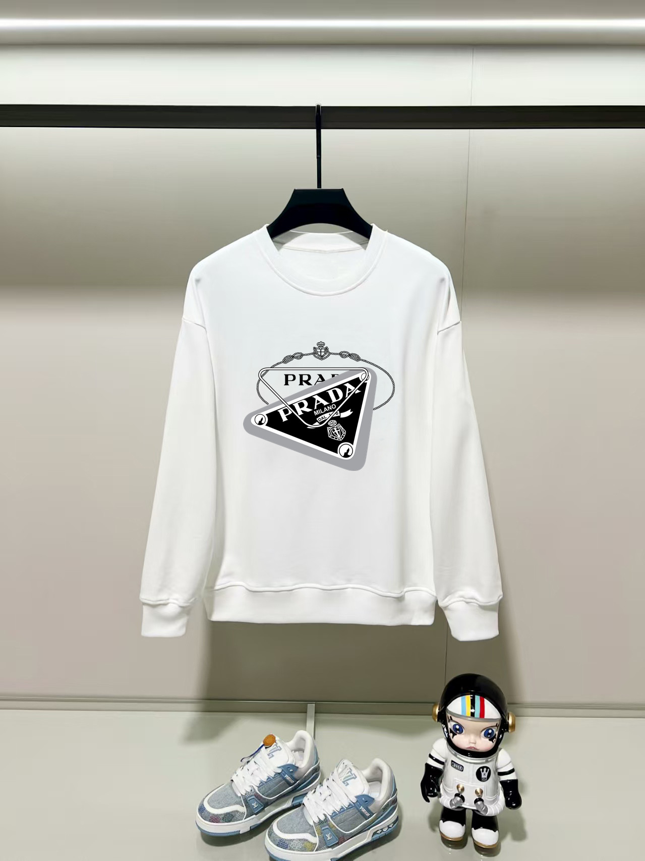 NO:531506,Prada, 2025 autumn and winter new round neck long-sleeved sweatshirt with precision printing technology on the chest, and the preferred double-strand cotton twill pure cotton fabric is the basic condition for ensuring a rigid style. It is fully thick and has a high-end and comfortable skin feeling, and is the same as men and women. Color black, white, gray, size, shoulder width, bust, sleeve length M: 475358.5 63 L: 48.555 6065 XL: 5057 61.567 2XL: 51.559 6369 3XL: 5361 64.571 Manual measurement, with 1-3CM error, subject to the actual object, prada, hoodie, sweatshirts, alexander wang19860909普拉达,2025秋冬新款圆领长袖卫衣 胸前采用精密印花工艺,采用优选双股棉纱斜纹纯棉面料,高克重面料是保证版型硬挺的基本条件,妥妥厚重感,肤感高级舒适,男女同款. 颜色黑色 白色 灰色 尺码 肩宽 胸围 袖长 衣长  M : 475358.5 63  L: 48.555 6065 XL : 5057 61.567 2XL : 51.559 6369 3XL : 5361 64.571 手工测量,有1-3CM误差,以实物为准,,prada,hoodie,sweatshirts,alexander wang,Men's clothing