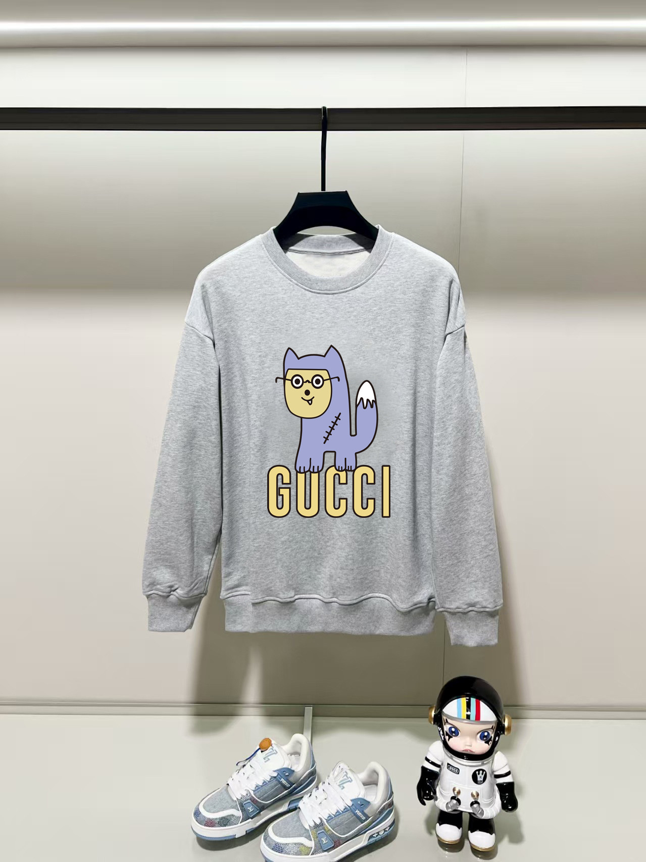 NO:531505,Guqi, 2025 autumn and winter new round neck long-sleeved sweatshirt with precision printing technology on the chest, and the preferred double-strand cotton twill pure cotton fabric is the basic condition for ensuring a hard style. It is fully thick and has a high-end and comfortable skin feeling, and is the same as men and women. Color black, white, gray, size, shoulder width, bust, sleeve length, M: 475358.5 63 L: 48.555 6065 XL: 5057 61.567 2XL: 51.559 6369 3XL: 5361 64.571 Manual measurement, with 1-3CM error, subject to the actual object, hoodie, sweatshirts, alexander wang19860909古奇,2025秋冬新款圆领长袖卫衣 胸前采用精密印花工艺,采用优选双股棉纱斜纹纯棉面料,高克重面料是保证版型硬挺的基本条件,妥妥厚重感,肤感高级舒适,男女同款. 颜色黑色 白色 灰色 尺码 肩宽 胸围 袖长 衣长  M : 475358.5 63  L: 48.555 6065 XL : 5057 61.567 2XL : 51.559 6369 3XL : 5361 64.571 手工测量,有1-3CM误差,以实物为准,,hoodie,sweatshirts,alexander wang,Men's clothing