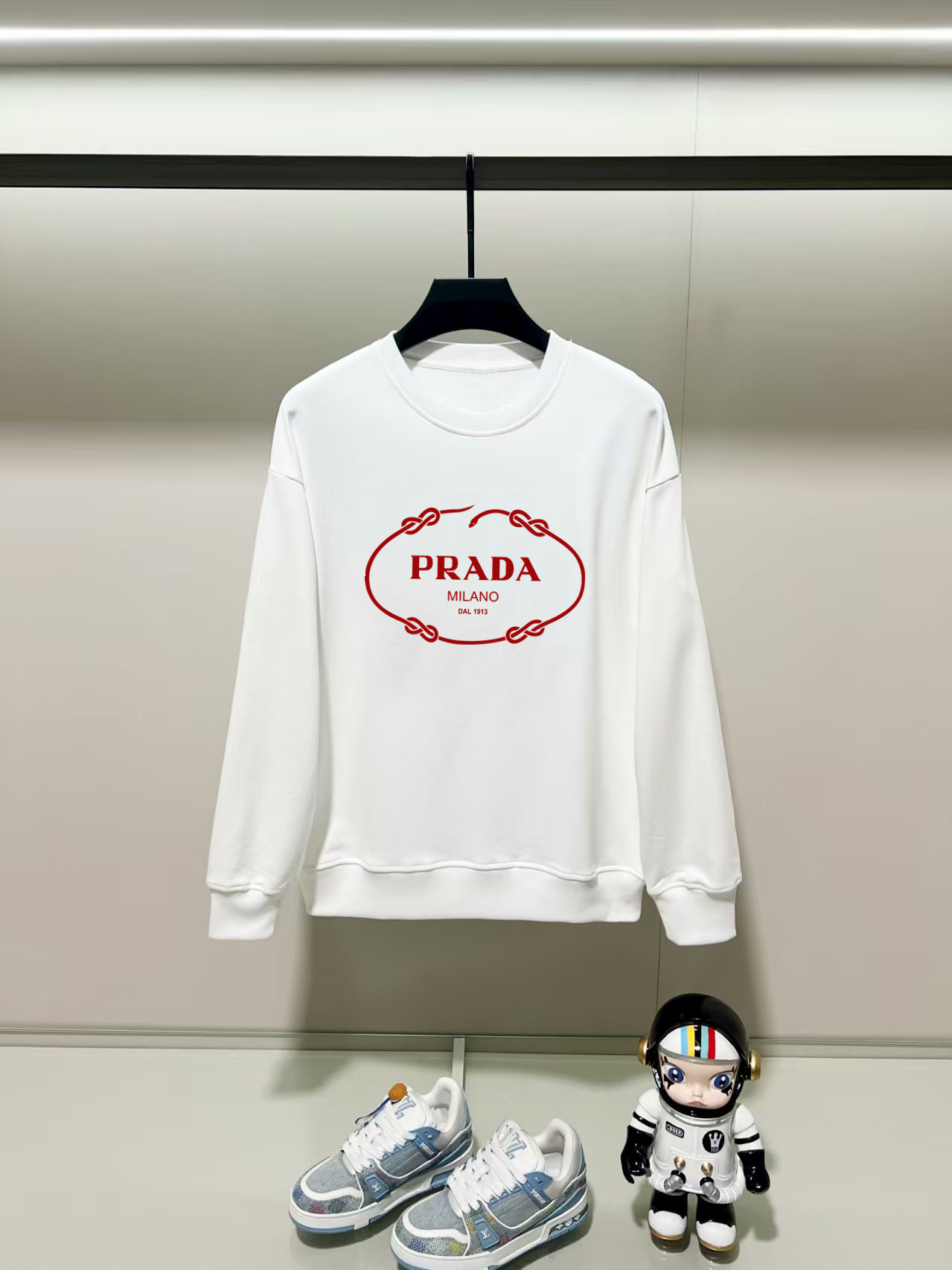 NO:531516,Prada, 2025 autumn and winter new round neck long-sleeved sweatshirt with precision printing technology on the chest, and the preferred double-strand cotton twill pure cotton fabric is the basic condition for ensuring a rigid style. It is fully thick and has a high-end and comfortable skin feeling, and is the same as men and women. Color black, white, gray, size, shoulder width, bust, sleeve length M: 475358.5 63 L: 48.555 6065 XL: 5057 61.567 2XL: 51.559 6369 3XL: 5361 64.571 Manual measurement, with 1-3CM error, subject to the actual object, prada, hoodie, sweatshirts, alexander wang19860909普拉达,2025秋冬新款圆领长袖卫衣 胸前采用精密印花工艺,采用优选双股棉纱斜纹纯棉面料,高克重面料是保证版型硬挺的基本条件,妥妥厚重感,肤感高级舒适,男女同款. 颜色黑色 白色 灰色 尺码 肩宽 胸围 袖长 衣长  M : 475358.5 63  L: 48.555 6065 XL : 5057 61.567 2XL : 51.559 6369 3XL : 5361 64.571 手工测量,有1-3CM误差,以实物为准,,prada,hoodie,sweatshirts,alexander wang,Men's clothing