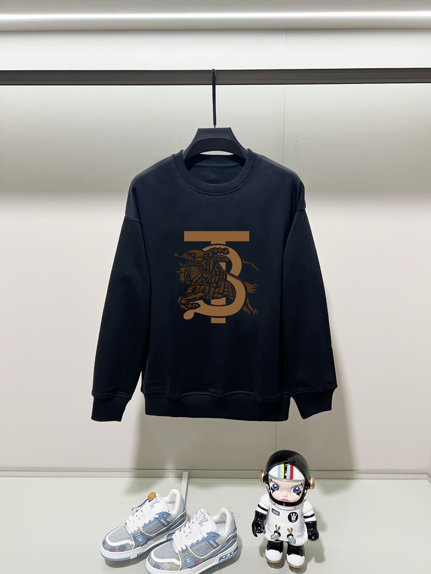 NO:531519,Burberry, 2025 autumn and winter new round neck long-sleeved sweatshirt with precision printing technology on the chest, and the preferred double-strand cotton twill pure cotton fabric is the basic condition for ensuring a hard style. It is fully thick and has a high-end and comfortable skin feeling, and is the same as men and women. Color black, white, gray, size, shoulder width, bust, sleeve length M: 475358.5 63 L: 48.555 6065 XL: 5057 61.567 2XL: 51.559 6369 3XL: 5361 64.571 Manual measurement, with 1-3CM error, subject to the actual object, burberry, hoodie, sweatshirts, alexander wang19860909巴宝莉,2025秋冬新款圆领长袖卫衣 胸前采用精密印花工艺,采用优选双股棉纱斜纹纯棉面料,高克重面料是保证版型硬挺的基本条件,妥妥厚重感,肤感高级舒适,男女同款. 颜色黑色 白色 灰色 尺码 肩宽 胸围 袖长 衣长  M : 475358.5 63  L: 48.555 6065 XL : 5057 61.567 2XL : 51.559 6369 3XL : 5361 64.571 手工测量,有1-3CM误差,以实物为准,,burberry,hoodie,sweatshirts,alexander wang,Men's clothing