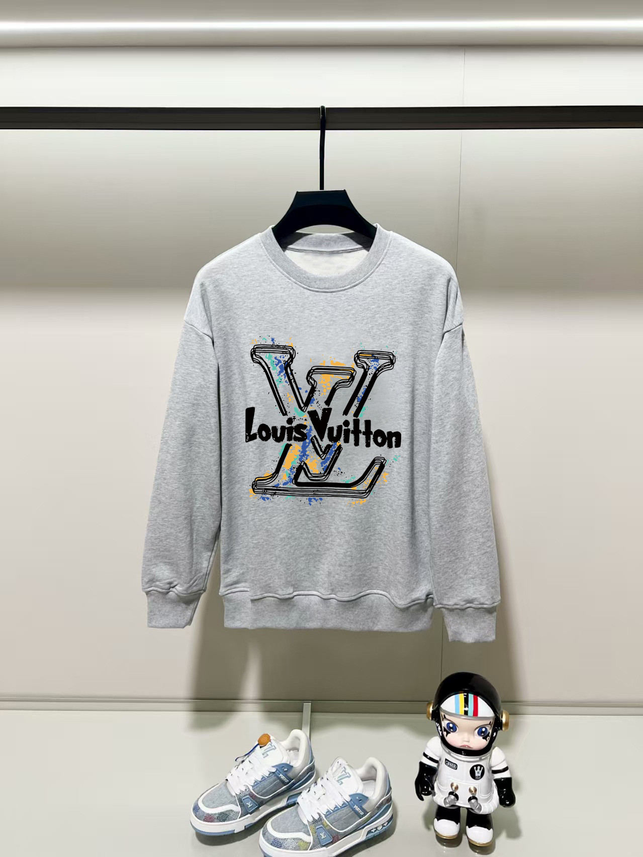 NO:531522,Louis Vuitton, 2025 autumn and winter new round neck long-sleeved sweatshirt with precision printing technology on the chest, and the preferred double-strand cotton twill pure cotton fabric is the basic condition for ensuring a rigid style. It is fully thick and has a high-end and comfortable skin feeling, and is the same as men and women. Color black, white, gray, size, shoulder width, bust, sleeve length M: 475358.5 63 L: 48.555 6065 XL: 5057 61.567 2XL: 51.559 6369 3XL: 5361 64.571 Manual measurement, with 1-3CM error, subject to the actual object, louis vuitton, hoodie, sweatshirts, alexander wang19860909路易威登,2025秋冬新款圆领长袖卫衣 胸前采用精密印花工艺,采用优选双股棉纱斜纹纯棉面料,高克重面料是保证版型硬挺的基本条件,妥妥厚重感,肤感高级舒适,男女同款. 颜色黑色 白色 灰色 尺码 肩宽 胸围 袖长 衣长  M : 475358.5 63  L: 48.555 6065 XL : 5057 61.567 2XL : 51.559 6369 3XL : 5361 64.571 手工测量,有1-3CM误差,以实物为准,,louis vuitton,hoodie,sweatshirts,alexander wang,Men's clothing