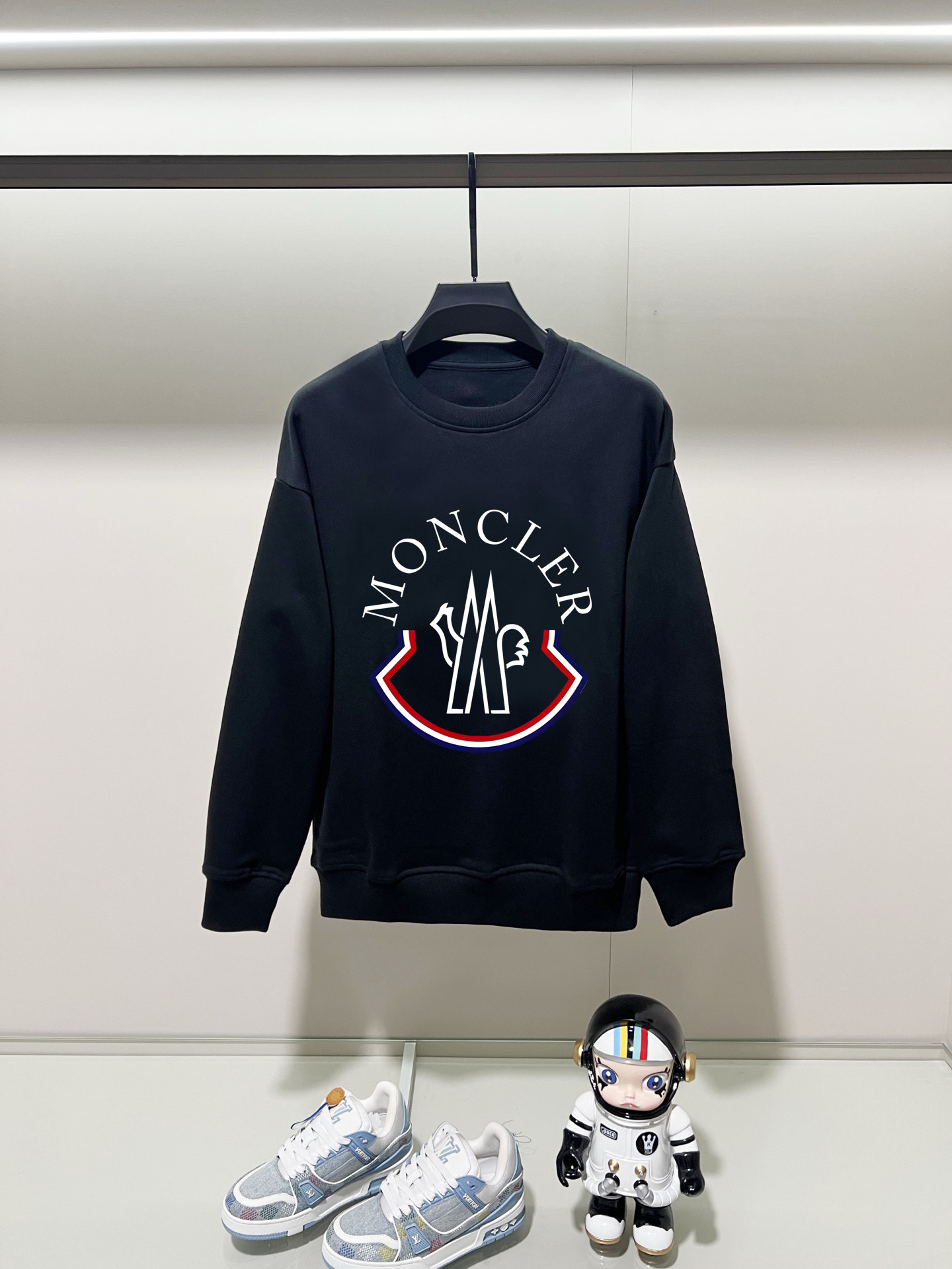 NO:531528,The hood, 2025 autumn and winter new round neck long-sleeved sweatshirt with precision printing technology on the chest, and the preferred double-strand cotton twill pure cotton fabric is the basic condition for ensuring a rigid style. It is fully thick and has a high-end and comfortable skin feeling, and is the same as men and women. Color black, white, gray, size, shoulder width, bust, sleeve length, M: 475358.5 63 L: 48.555 6065 XL: 5057 61.567 2XL: 51.559 6369 3XL: 5361 64.571 Manual measurement, with 1-3CM error, subject to the actual object, Moncler, hoodie, sweatshirts, alexander wang19860909蒙口,2025秋冬新款圆领长袖卫衣 胸前采用精密印花工艺,采用优选双股棉纱斜纹纯棉面料,高克重面料是保证版型硬挺的基本条件,妥妥厚重感,肤感高级舒适,男女同款. 颜色黑色 白色 灰色 尺码 肩宽 胸围 袖长 衣长  M : 475358.5 63  L: 48.555 6065 XL : 5057 61.567 2XL : 51.559 6369 3XL : 5361 64.571 手工测量,有1-3CM误差,以实物为准,,Moncler,hoodie,sweatshirts,alexander wang,Men's clothing