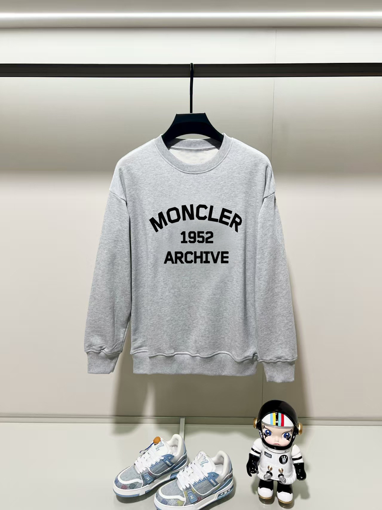 NO:531521,The hood, 2025 autumn and winter new round neck long-sleeved sweatshirt with precision printing technology on the chest, and the preferred double-strand cotton twill pure cotton fabric is the basic condition for ensuring a rigid style. It is fully thick and has a high-end and comfortable skin feeling, and is the same as men and women. Color black, white, gray, size, shoulder width, bust, sleeve length, M: 475358.5 63 L: 48.555 6065 XL: 5057 61.567 2XL: 51.559 6369 3XL: 5361 64.571 Manual measurement, with 1-3CM error, subject to the actual object, Moncler, hoodie, sweatshirts, alexander wang19860909蒙口,2025秋冬新款圆领长袖卫衣 胸前采用精密印花工艺,采用优选双股棉纱斜纹纯棉面料,高克重面料是保证版型硬挺的基本条件,妥妥厚重感,肤感高级舒适,男女同款. 颜色黑色 白色 灰色 尺码 肩宽 胸围 袖长 衣长  M : 475358.5 63  L: 48.555 6065 XL : 5057 61.567 2XL : 51.559 6369 3XL : 5361 64.571 手工测量,有1-3CM误差,以实物为准,,Moncler,hoodie,sweatshirts,alexander wang,Men's clothing