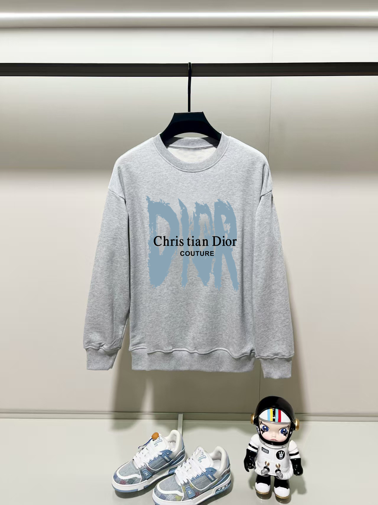 NO:531545,Dior, 2025 autumn and winter new round neck long-sleeved sweatshirt with precision printing technology on the chest, and the preferred double-strand cotton twill pure cotton fabric is the basic condition for ensuring a hard style. It is fully thick and has a high-end and comfortable skin feeling, and is the same as men and women. Color black, white, gray, size, shoulder width, bust, sleeve length M: 475358.5 63 L: 48.555 6065 XL: 5057 61.567 2XL: 51.559 6369 3XL: 5361 64.571 Manual measurement, with 1-3CM error, subject to the actual object, dior, hoodie, sweatshirts, alexander wang19860909迪奥,2025秋冬新款圆领长袖卫衣 胸前采用精密印花工艺,采用优选双股棉纱斜纹纯棉面料,高克重面料是保证版型硬挺的基本条件,妥妥厚重感,肤感高级舒适,男女同款. 颜色黑色 白色 灰色 尺码 肩宽 胸围 袖长 衣长  M : 475358.5 63  L: 48.555 6065 XL : 5057 61.567 2XL : 51.559 6369 3XL : 5361 64.571 手工测量,有1-3CM误差,以实物为准,,dior,hoodie,sweatshirts,alexander wang,Men's clothing