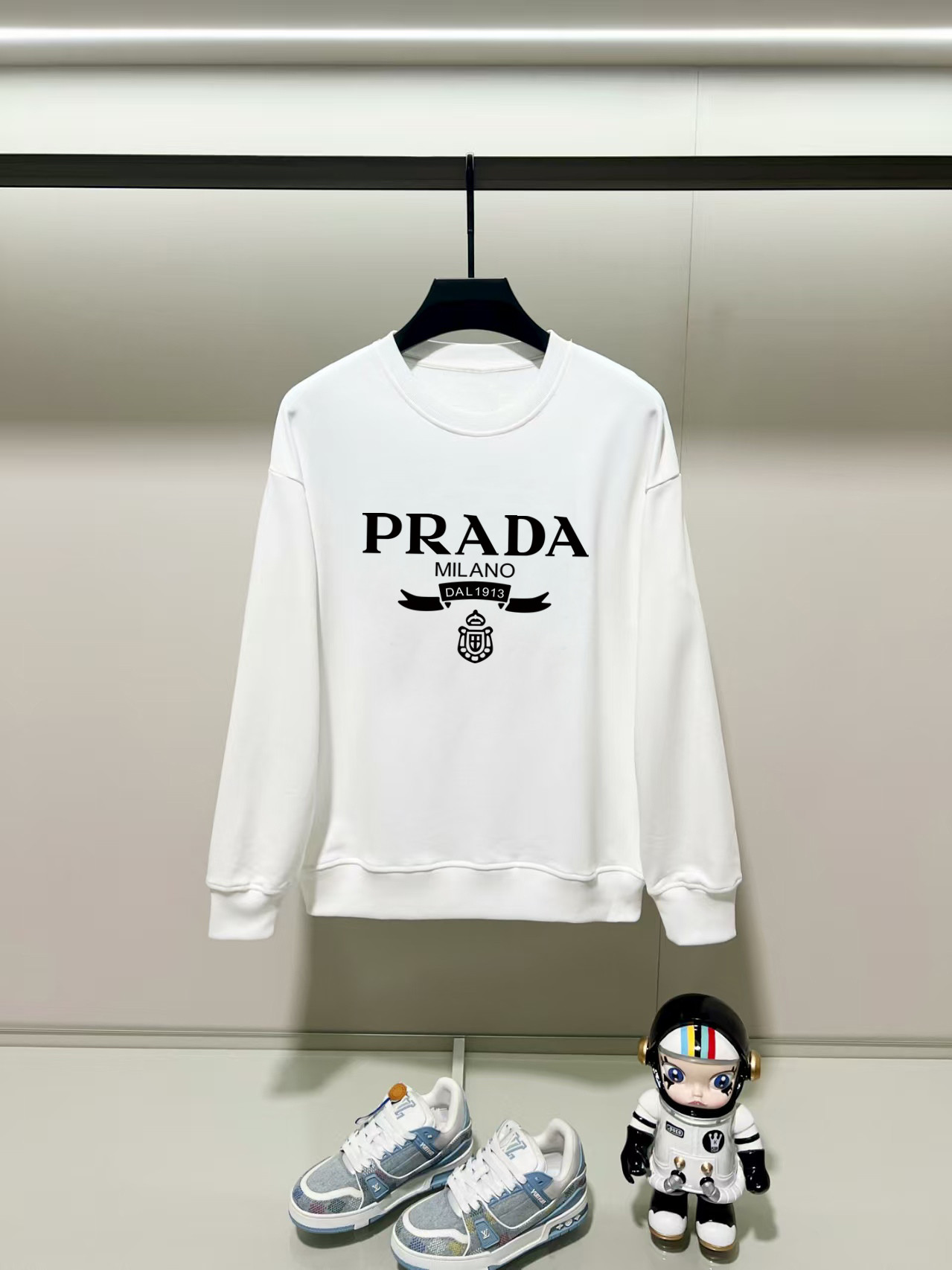NO:540071,Prada, 2025 autumn and winter new round neck long-sleeved sweatshirt with precision printing technology on the chest, and the preferred double-strand cotton twill pure cotton fabric is the basic condition for ensuring a rigid style. It is fully thick and has a high-end and comfortable skin feeling, and is the same as men and women. Color black, white, gray, size, shoulder width, bust, sleeve length M: 475358.5 63 L: 48.555 6065 XL: 5057 61.567 2XL: 51.559 6369 3XL: 5361 64.571 Manual measurement, with 1-3CM error, subject to the actual object, prada, hoodie, sweatshirts, alexander wang19860909普拉达,2025秋冬新款圆领长袖卫衣 胸前采用精密印花工艺,采用优选双股棉纱斜纹纯棉面料,高克重面料是保证版型硬挺的基本条件,妥妥厚重感,肤感高级舒适,男女同款. 颜色黑色 白色 灰色 尺码 肩宽 胸围 袖长 衣长  M : 475358.5 63  L: 48.555 6065 XL : 5057 61.567 2XL : 51.559 6369 3XL : 5361 64.571 手工测量,有1-3CM误差,以实物为准,,prada,hoodie,sweatshirts,alexander wang,Men's clothing