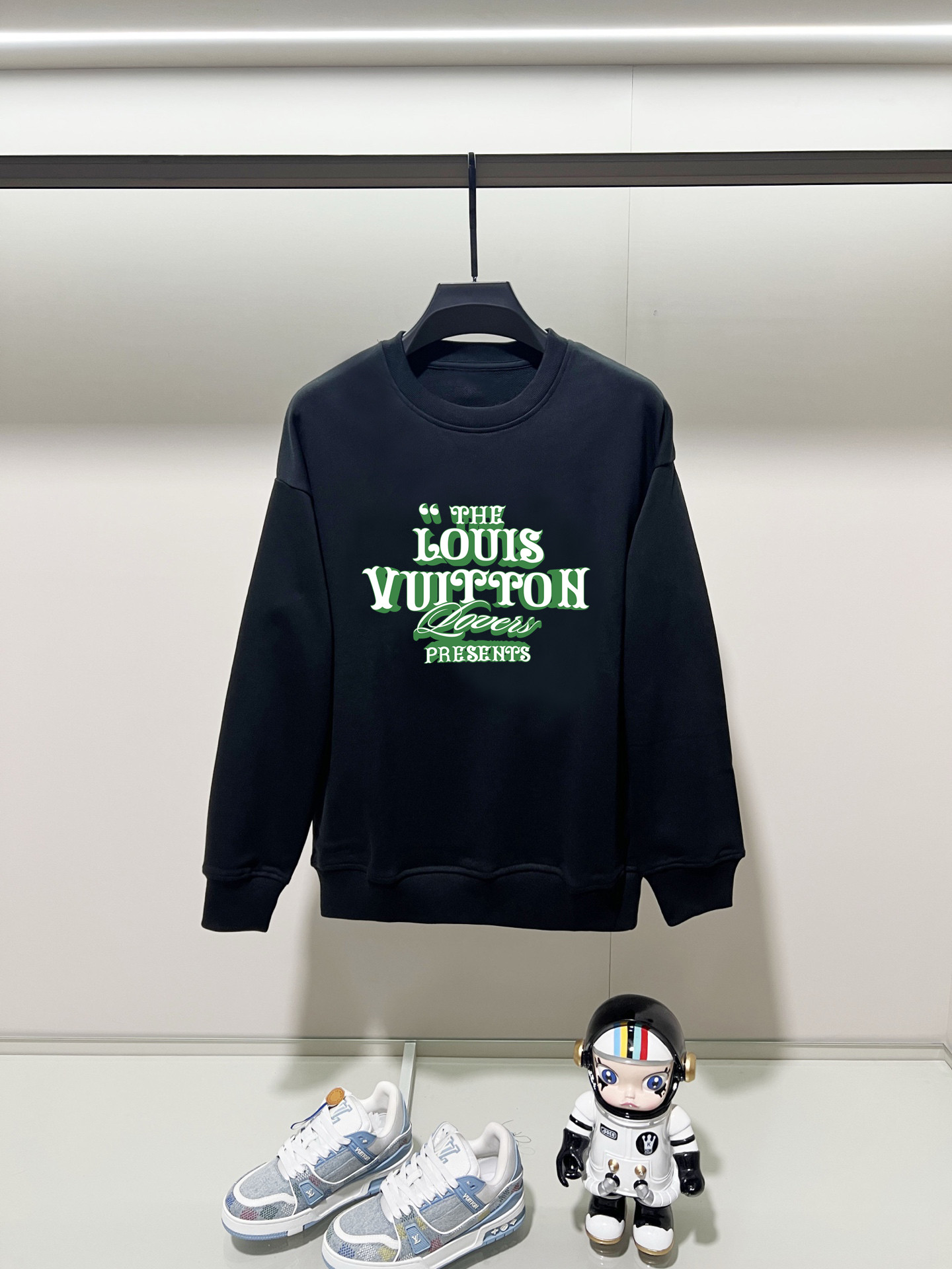 NO:540045,Louis Vuitton, 2025 autumn and winter new round neck long-sleeved sweatshirt with precision printing technology on the chest, and the preferred double-strand cotton twill pure cotton fabric is the basic condition for ensuring a rigid style. It is fully thick and has a high-end and comfortable skin feeling, and is the same as men and women. Color black, white, gray, size, shoulder width, bust, sleeve length M: 475358.5 63 L: 48.555 6065 XL: 5057 61.567 2XL: 51.559 6369 3XL: 5361 64.571 Manual measurement, with 1-3CM error, subject to the actual object, louis vuitton, hoodie, sweatshirts, alexander wang19860909路易威登,2025秋冬新款圆领长袖卫衣 胸前采用精密印花工艺,采用优选双股棉纱斜纹纯棉面料,高克重面料是保证版型硬挺的基本条件,妥妥厚重感,肤感高级舒适,男女同款. 颜色黑色 白色 灰色 尺码 肩宽 胸围 袖长 衣长  M : 475358.5 63  L: 48.555 6065 XL : 5057 61.567 2XL : 51.559 6369 3XL : 5361 64.571 手工测量,有1-3CM误差,以实物为准,,louis vuitton,hoodie,sweatshirts,alexander wang,Men's clothing
