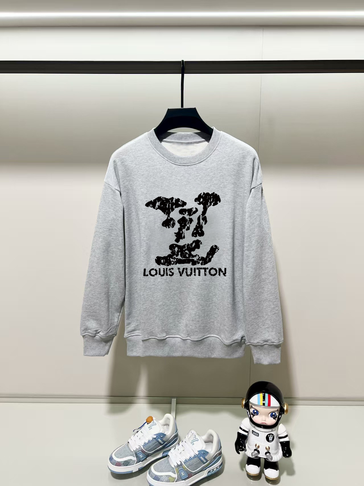 NO:540069,Louis Vuitton, 2025 autumn and winter new round neck long-sleeved sweatshirt with precision printing technology on the chest, and the preferred double-strand cotton twill pure cotton fabric is the basic condition for ensuring a rigid style. It is fully thick and has a high-end and comfortable skin feeling, and is the same as men and women. Color black, white, gray, size, shoulder width, bust, sleeve length M: 475358.5 63 L: 48.555 6065 XL: 5057 61.567 2XL: 51.559 6369 3XL: 5361 64.571 Manual measurement, with 1-3CM error, subject to the actual object, louis vuitton, hoodie, sweatshirts, alexander wang19860909路易威登,2025秋冬新款圆领长袖卫衣 胸前采用精密印花工艺,采用优选双股棉纱斜纹纯棉面料,高克重面料是保证版型硬挺的基本条件,妥妥厚重感,肤感高级舒适,男女同款. 颜色黑色 白色 灰色 尺码 肩宽 胸围 袖长 衣长  M : 475358.5 63  L: 48.555 6065 XL : 5057 61.567 2XL : 51.559 6369 3XL : 5361 64.571 手工测量,有1-3CM误差,以实物为准,,louis vuitton,hoodie,sweatshirts,alexander wang,Men's clothing