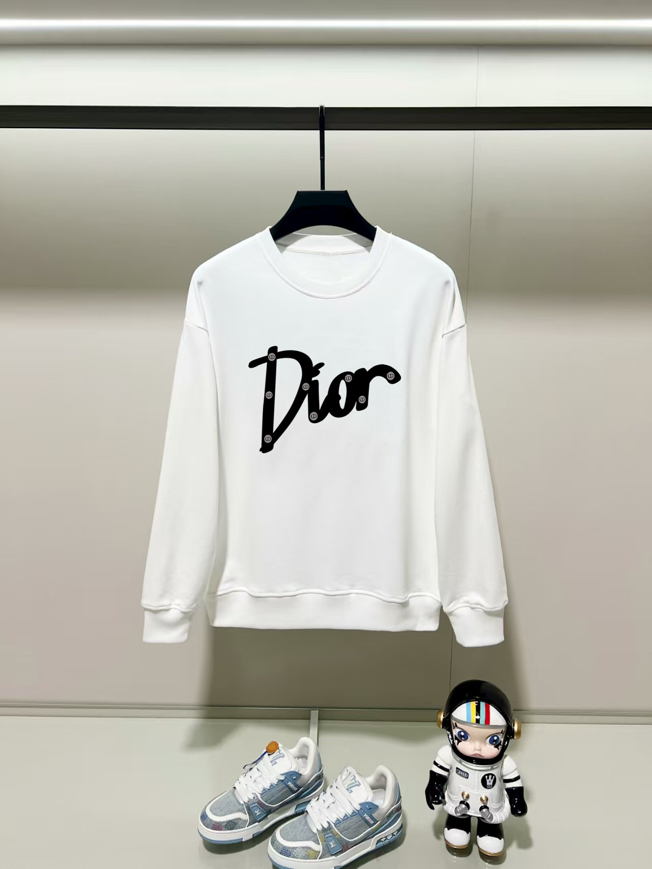NO:540049,Dior, 2025 autumn and winter new round neck long-sleeved sweatshirt with precision printing technology on the chest, and the preferred double-strand cotton twill pure cotton fabric is the basic condition for ensuring a hard style. It is fully thick and has a high-end and comfortable skin feeling, and is the same as men and women. Color black, white, gray, size, shoulder width, bust, sleeve length M: 475358.5 63 L: 48.555 6065 XL: 5057 61.567 2XL: 51.559 6369 3XL: 5361 64.571 Manual measurement, with 1-3CM error, subject to the actual object, dior, hoodie, sweatshirts, alexander wang19860909迪奥,2025秋冬新款圆领长袖卫衣 胸前采用精密印花工艺,采用优选双股棉纱斜纹纯棉面料,高克重面料是保证版型硬挺的基本条件,妥妥厚重感,肤感高级舒适,男女同款. 颜色黑色 白色 灰色 尺码 肩宽 胸围 袖长 衣长  M : 475358.5 63  L: 48.555 6065 XL : 5057 61.567 2XL : 51.559 6369 3XL : 5361 64.571 手工测量,有1-3CM误差,以实物为准,,dior,hoodie,sweatshirts,alexander wang,Men's clothing