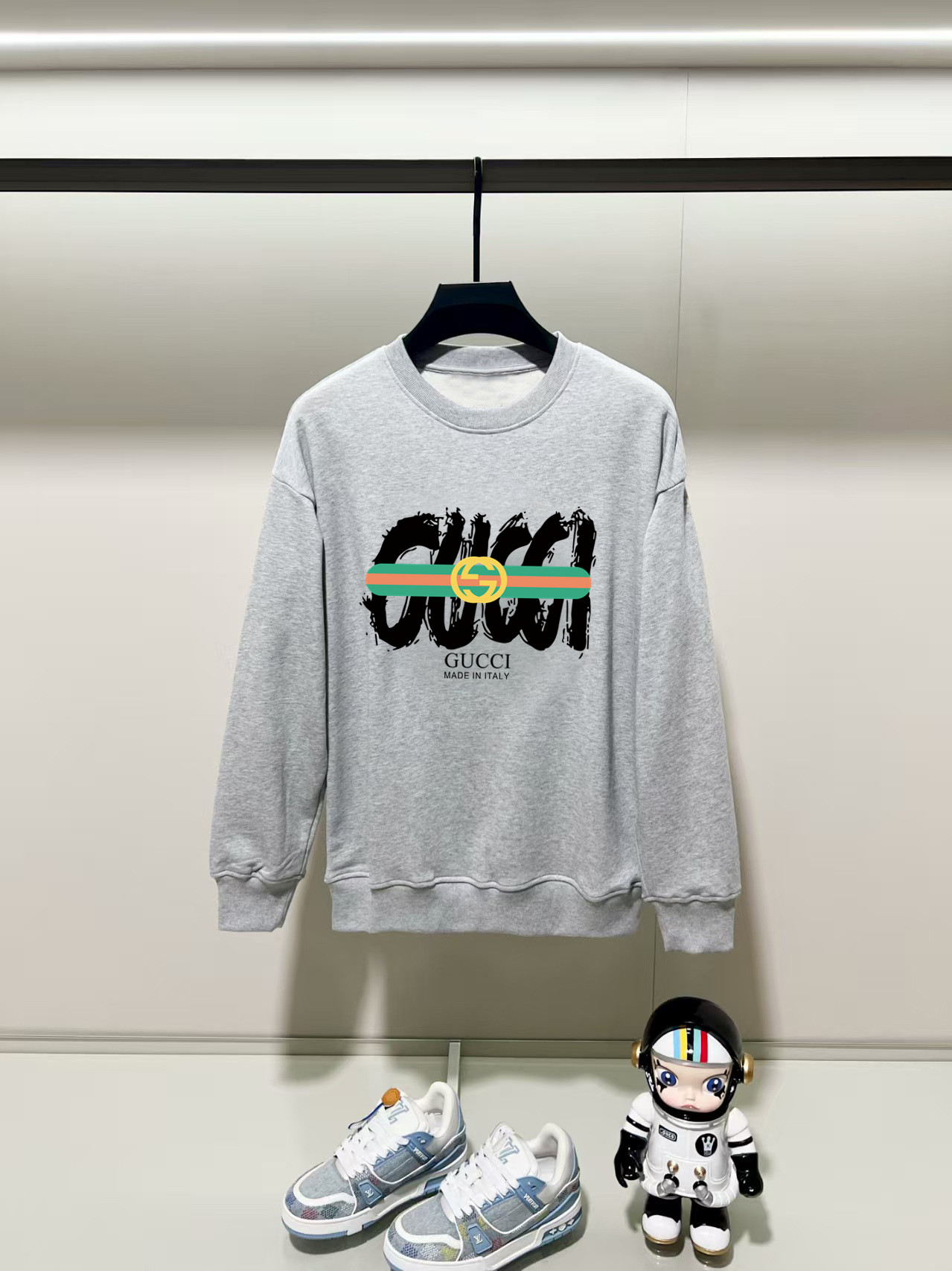 NO:540055,Guqi, 2025 autumn and winter new round neck long-sleeved sweatshirt with precision printing technology on the chest, and the preferred double-strand cotton twill pure cotton fabric is the basic condition for ensuring a hard style. It is fully thick and has a high-end and comfortable skin feeling, and is the same as men and women. Color black, white, gray, size, shoulder width, bust, sleeve length, M: 475358.5 63 L: 48.555 6065 XL: 5057 61.567 2XL: 51.559 6369 3XL: 5361 64.571 Manual measurement, with 1-3CM error, subject to the actual object, hoodie, sweatshirts, alexander wang19860909古奇,2025秋冬新款圆领长袖卫衣 胸前采用精密印花工艺,采用优选双股棉纱斜纹纯棉面料,高克重面料是保证版型硬挺的基本条件,妥妥厚重感,肤感高级舒适,男女同款. 颜色黑色 白色 灰色 尺码 肩宽 胸围 袖长 衣长  M : 475358.5 63  L: 48.555 6065 XL : 5057 61.567 2XL : 51.559 6369 3XL : 5361 64.571 手工测量,有1-3CM误差,以实物为准,,hoodie,sweatshirts,alexander wang,Men's clothing