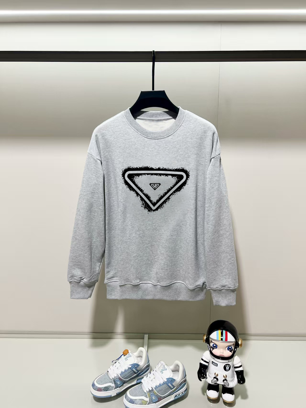 NO:540061,Prada, 2025 autumn and winter new round neck long-sleeved sweatshirt with precision printing technology on the chest, and the preferred double-strand cotton twill pure cotton fabric is the basic condition for ensuring a rigid style. It is fully thick and has a high-end and comfortable skin feeling, and is the same as men and women. Color black, white, gray, size, shoulder width, bust, sleeve length M: 475358.5 63 L: 48.555 6065 XL: 5057 61.567 2XL: 51.559 6369 3XL: 5361 64.571 Manual measurement, with 1-3CM error, subject to the actual object, prada, hoodie, sweatshirts, alexander wang19860909普拉达,2025秋冬新款圆领长袖卫衣 胸前采用精密印花工艺,采用优选双股棉纱斜纹纯棉面料,高克重面料是保证版型硬挺的基本条件,妥妥厚重感,肤感高级舒适,男女同款. 颜色黑色 白色 灰色 尺码 肩宽 胸围 袖长 衣长  M : 475358.5 63  L: 48.555 6065 XL : 5057 61.567 2XL : 51.559 6369 3XL : 5361 64.571 手工测量,有1-3CM误差,以实物为准,,prada,hoodie,sweatshirts,alexander wang,Men's clothing