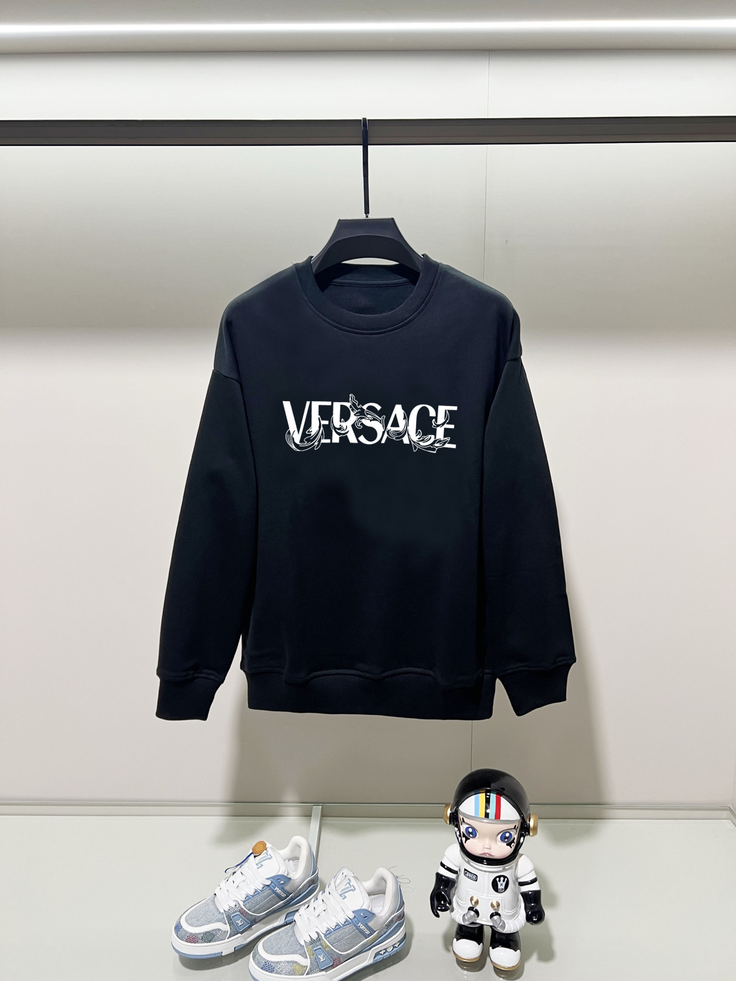 NO:540064,Versace, 2025 autumn and winter new round neck long-sleeved sweatshirt with precision printing technology on the chest, and the preferred double-strand cotton twill pure cotton fabric is the basic condition for ensuring a hard style. It is fully thick and has a high-end and comfortable skin feeling, and is the same as men and women. Color black, white, gray, size, shoulder width, bust, sleeve length M: 475358.5 63 L: 48.555 6065 XL: 5057 61.567 2XL: 51.559 6369 3XL: 5361 64.571 Manual measurement, with 1-3CM error, subject to the actual object, versace, hoodie, sweatshirts, alexander wang19860909范思哲,2025秋冬新款圆领长袖卫衣 胸前采用精密印花工艺,采用优选双股棉纱斜纹纯棉面料,高克重面料是保证版型硬挺的基本条件,妥妥厚重感,肤感高级舒适,男女同款. 颜色黑色 白色 灰色 尺码 肩宽 胸围 袖长 衣长  M : 475358.5 63  L: 48.555 6065 XL : 5057 61.567 2XL : 51.559 6369 3XL : 5361 64.571 手工测量,有1-3CM误差,以实物为准,,versace,hoodie,sweatshirts,alexander wang,Men's clothing