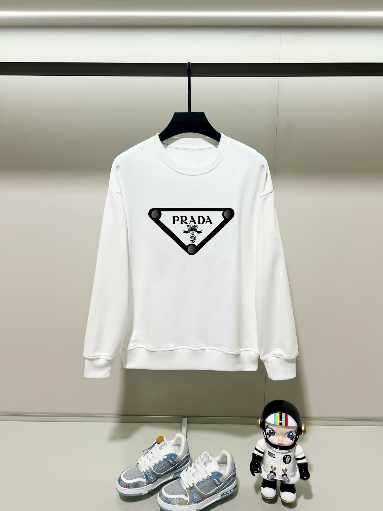 NO:540067,Prada, 2025 autumn and winter new round neck long-sleeved sweatshirt with precision printing technology on the chest, and the preferred double-strand cotton twill pure cotton fabric is the basic condition for ensuring a rigid style. It is fully thick and has a high-end and comfortable skin feeling, and is the same as men and women. Color black, white, gray, size, shoulder width, bust, sleeve length M: 475358.5 63 L: 48.555 6065 XL: 5057 61.567 2XL: 51.559 6369 3XL: 5361 64.571 Manual measurement, with 1-3CM error, subject to the actual object, prada, hoodie, sweatshirts, alexander wang19860909普拉达,2025秋冬新款圆领长袖卫衣 胸前采用精密印花工艺,采用优选双股棉纱斜纹纯棉面料,高克重面料是保证版型硬挺的基本条件,妥妥厚重感,肤感高级舒适,男女同款. 颜色黑色 白色 灰色 尺码 肩宽 胸围 袖长 衣长  M : 475358.5 63  L: 48.555 6065 XL : 5057 61.567 2XL : 51.559 6369 3XL : 5361 64.571 手工测量,有1-3CM误差,以实物为准,,prada,hoodie,sweatshirts,alexander wang,Men's clothing